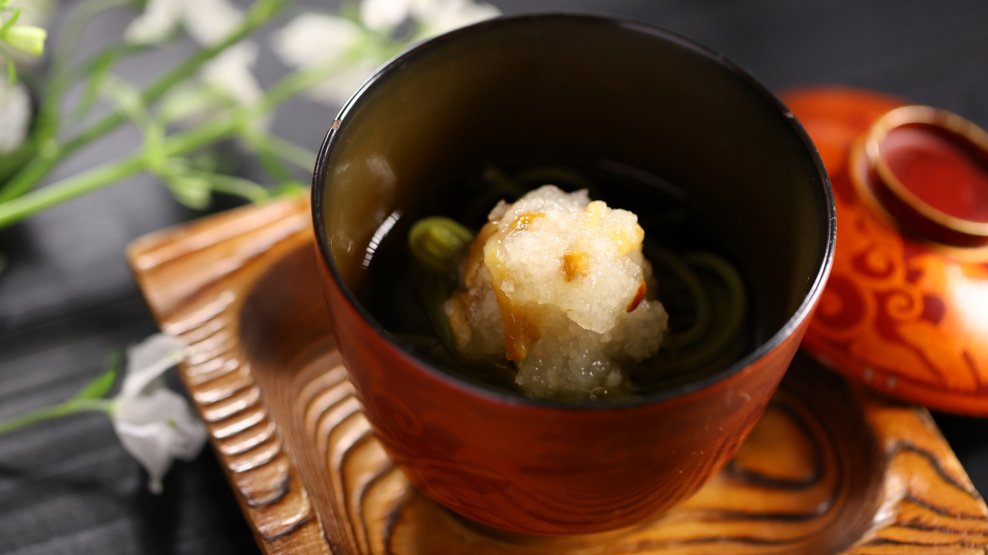 【2025冬】凌ぎ／静岡県天竜抹茶香る抹茶温そば　なめこおろし添え