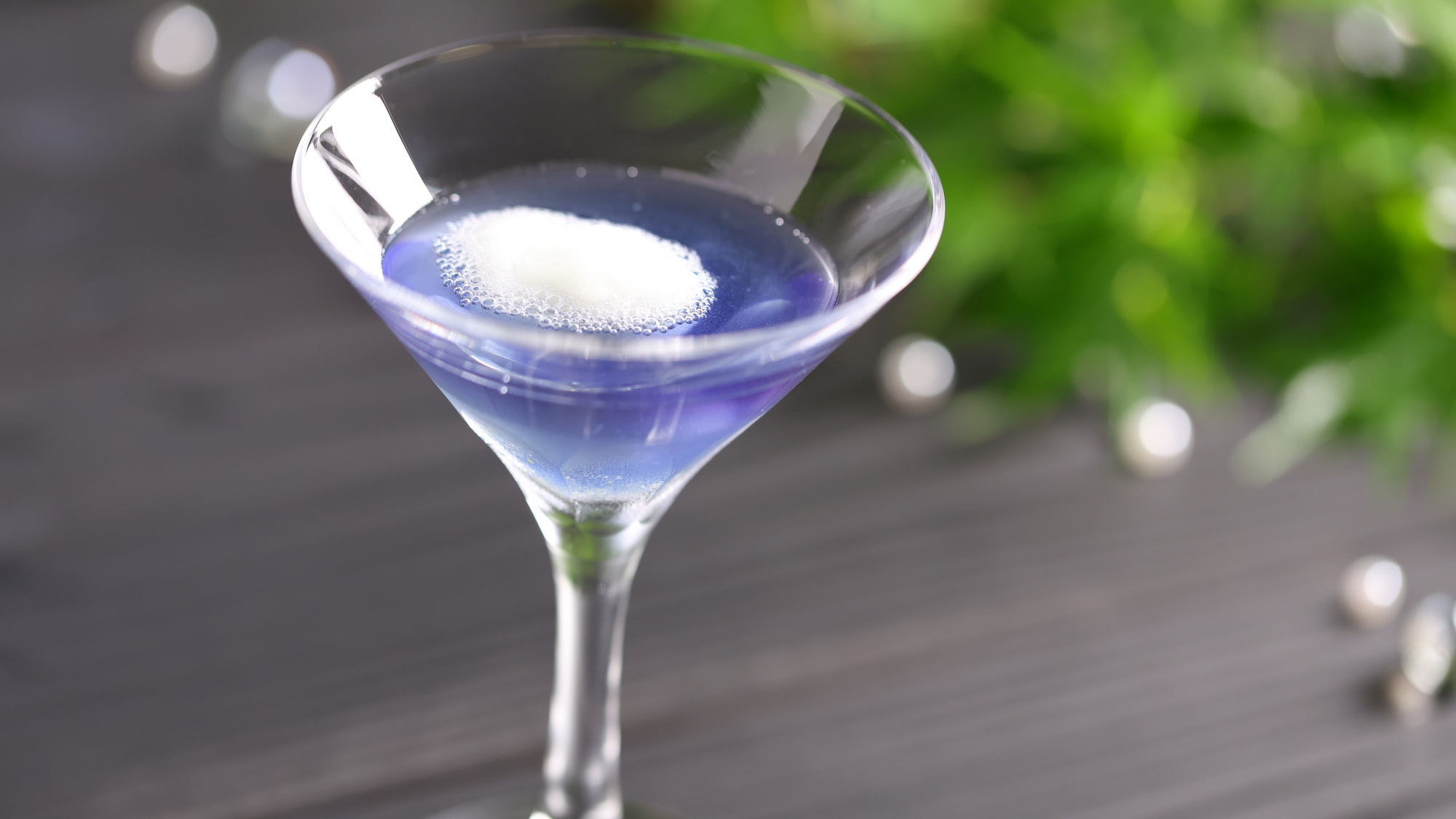 【2025夏】食前酒「涼月」のレモンアイスは、夏の月に見立て、涼しげな空模様を表しています