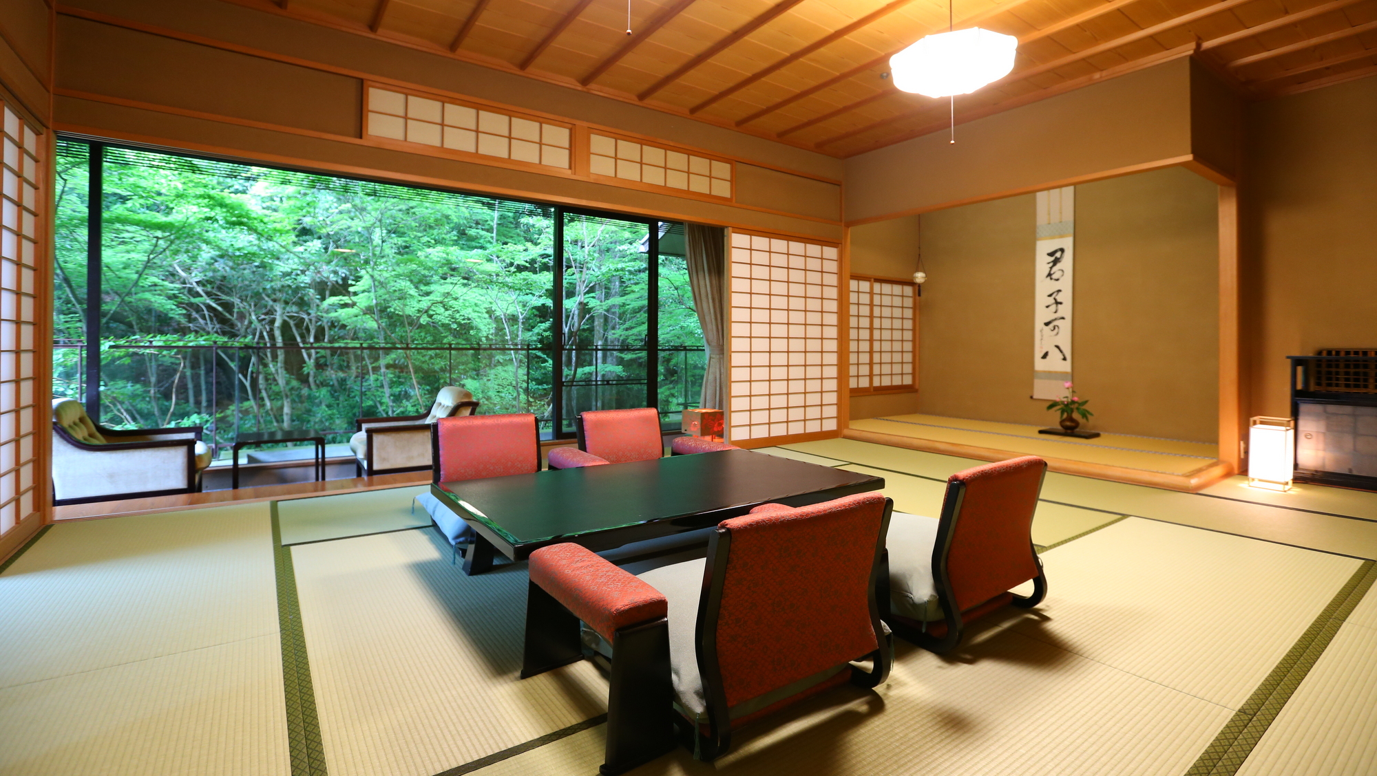 【迎賓館 春曙紅】広めの本間からは、山の眺望が美しい明るい日差しが特徴のお部屋です。
