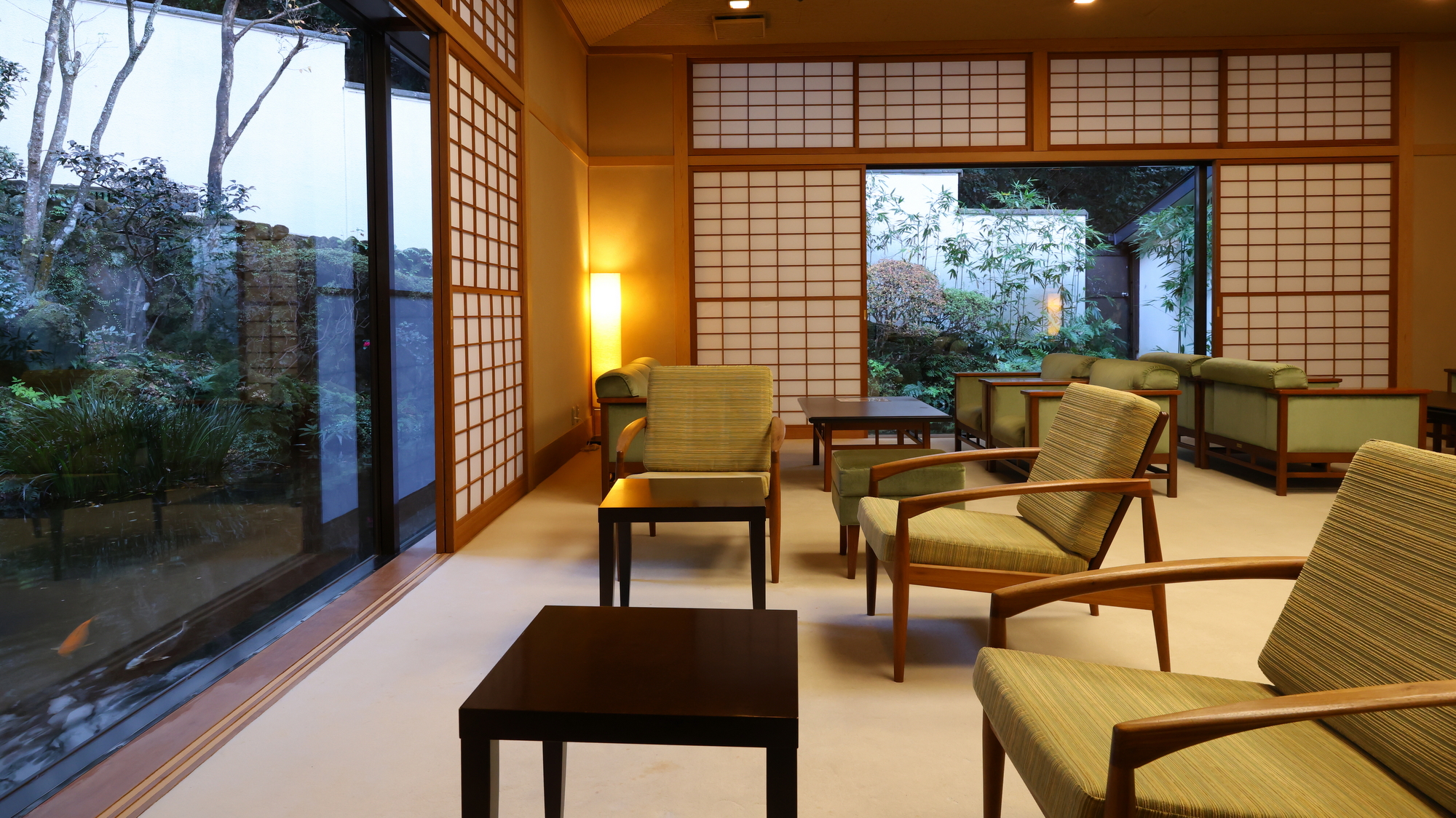 【本館ロビー】旅の疲れと訪れた喜びを感じていただきたくて…。お抹茶と和菓子でお出迎えいたします