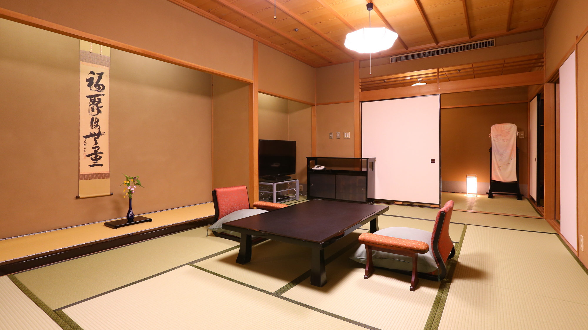 【迎賓館 西王母】趣きのある純和風の本間のお部屋です
