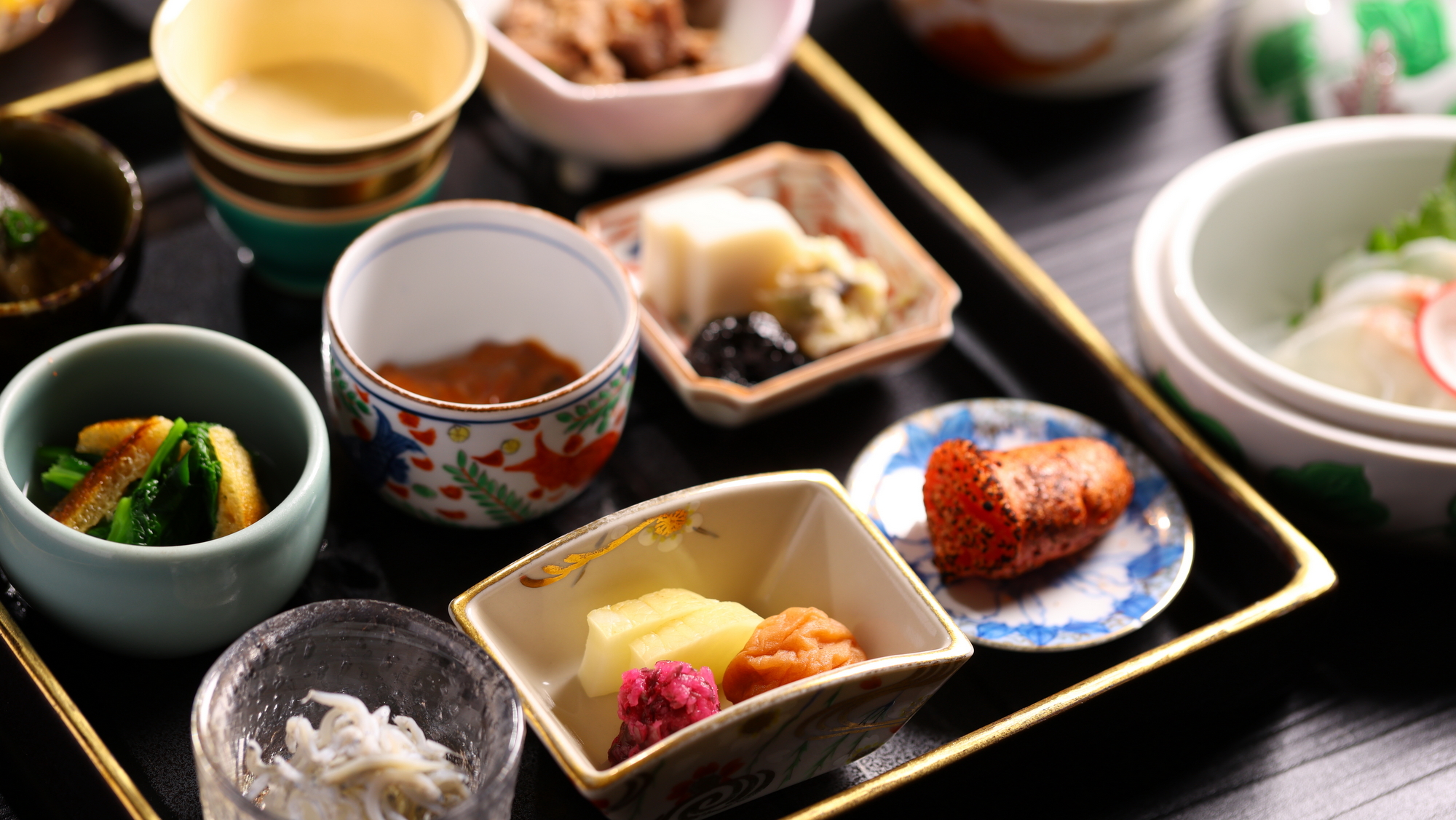 【朝食】北海道米ふっくりんこの釜炊きご飯がすすむ山海の美味を揃えた朝食※イメージ