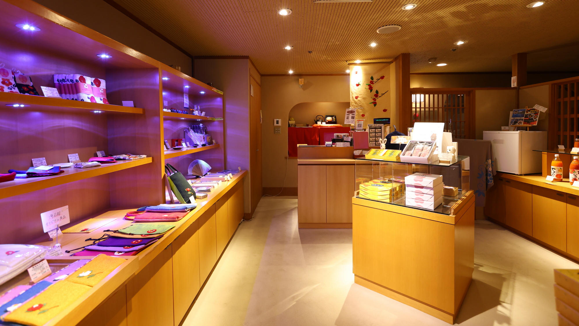 【売店】海石榴をモチーフにしたグッズや湯河原の名産を取り揃えています