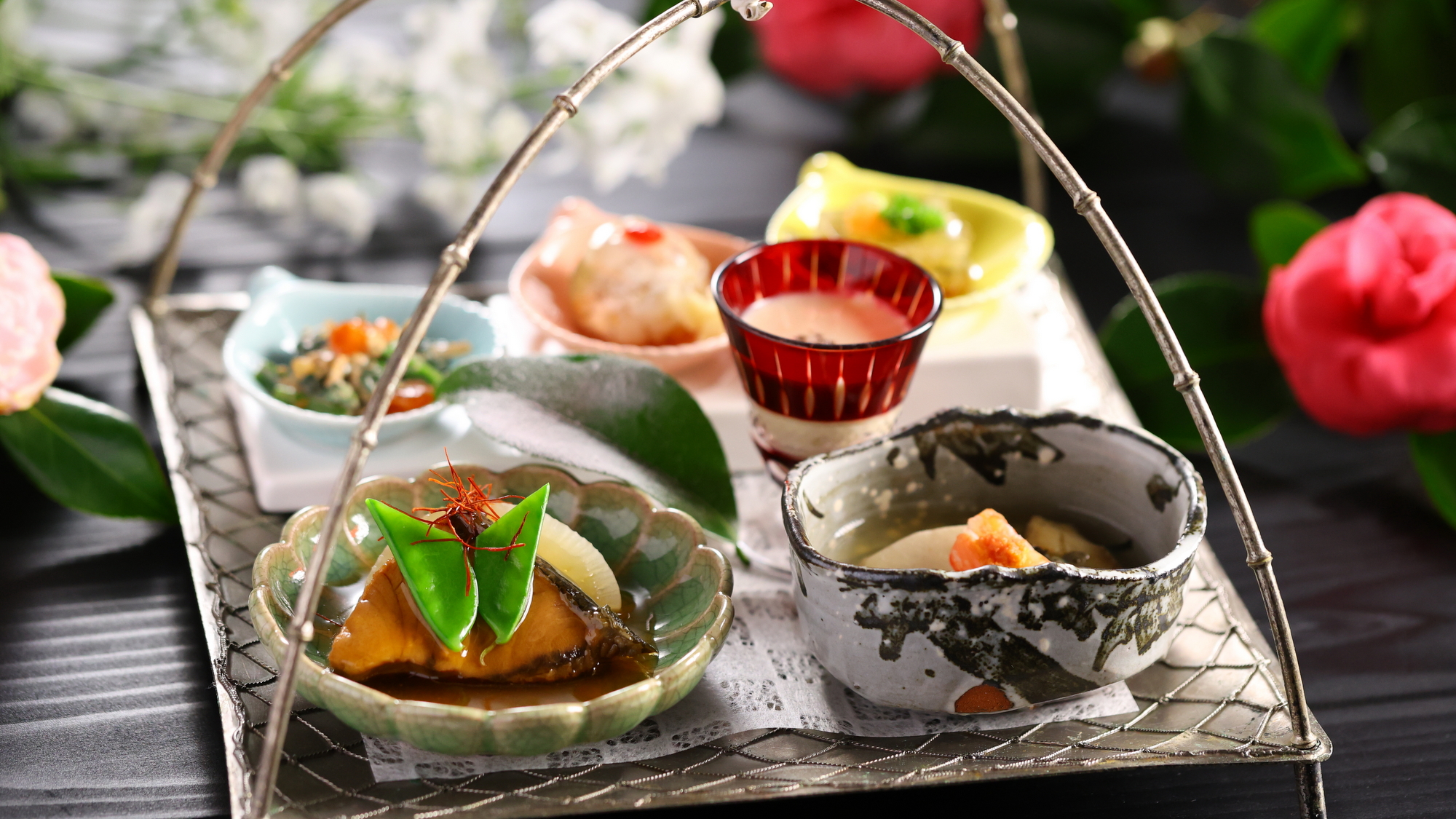 【2025冬】前菜／虎ふぐ皮の煮凝り、のど黒の手毬寿司、里芋と常節の蟹餡掛けなど6種をお楽しみくださ