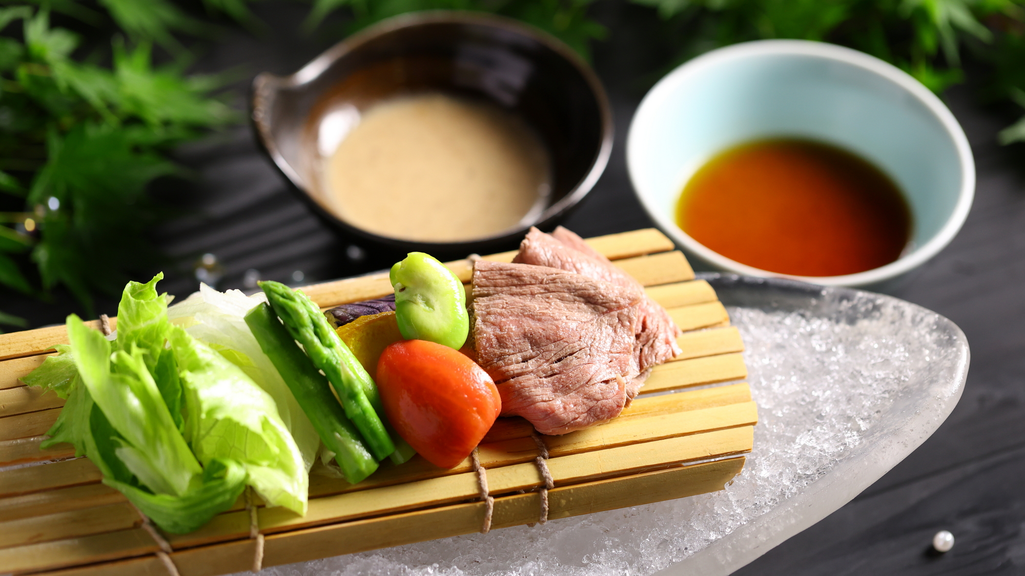 【2025夏】日本三大和牛の一つ、米沢牛の冷しゃぶを彩り野菜と共にお召し上がりください