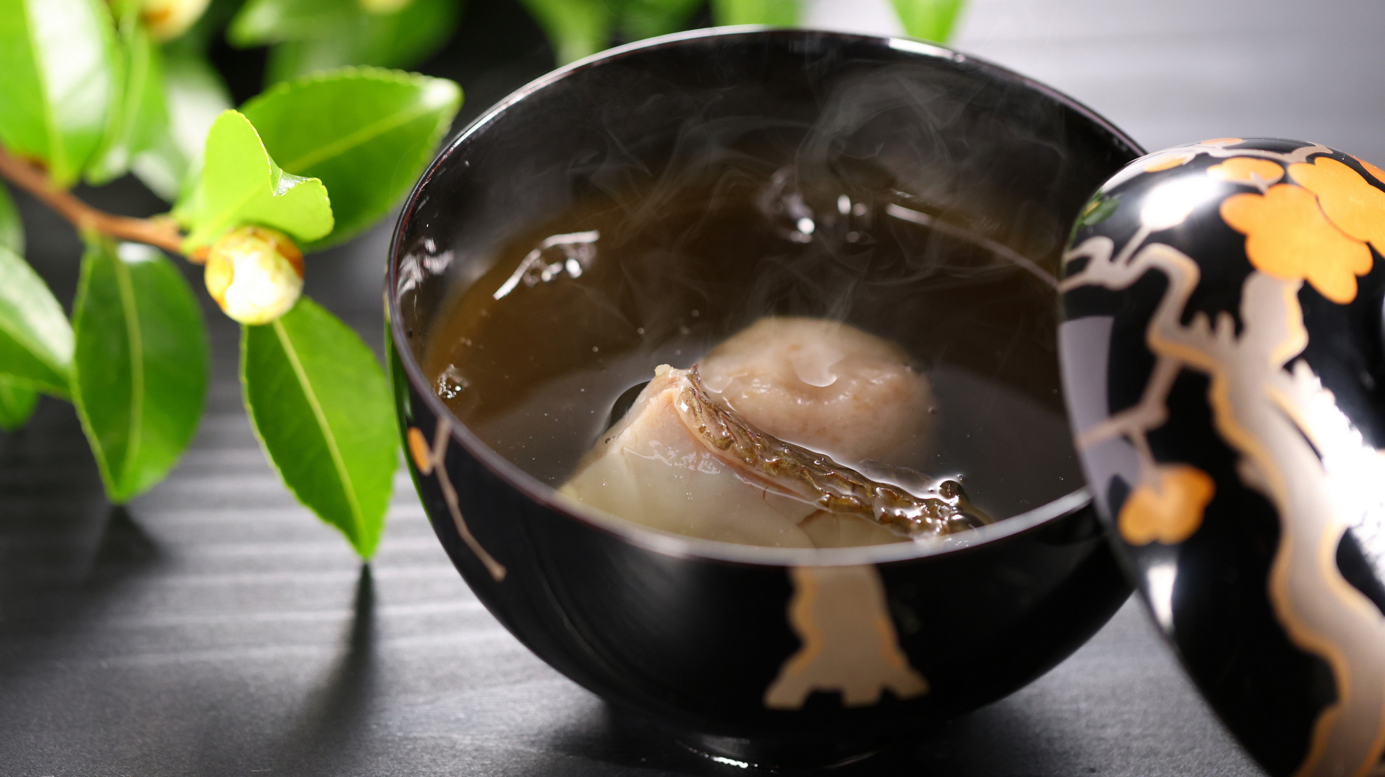 【2025冬】椀物／蓮根饅頭の清汁仕立てには真鯛の葛打ちや九条葱と共に