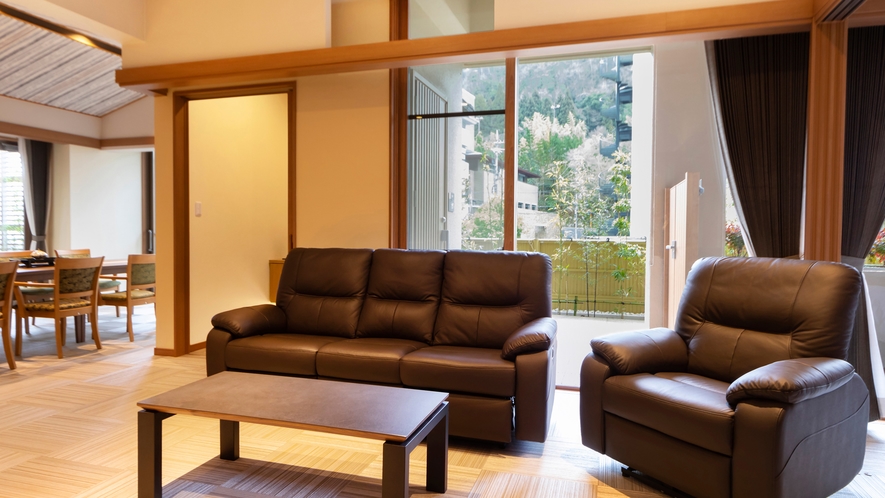 【別館1F貸切特別室「太閤」140平米】ソファスペース。自動で背もたれの角度調整ができるソファになり