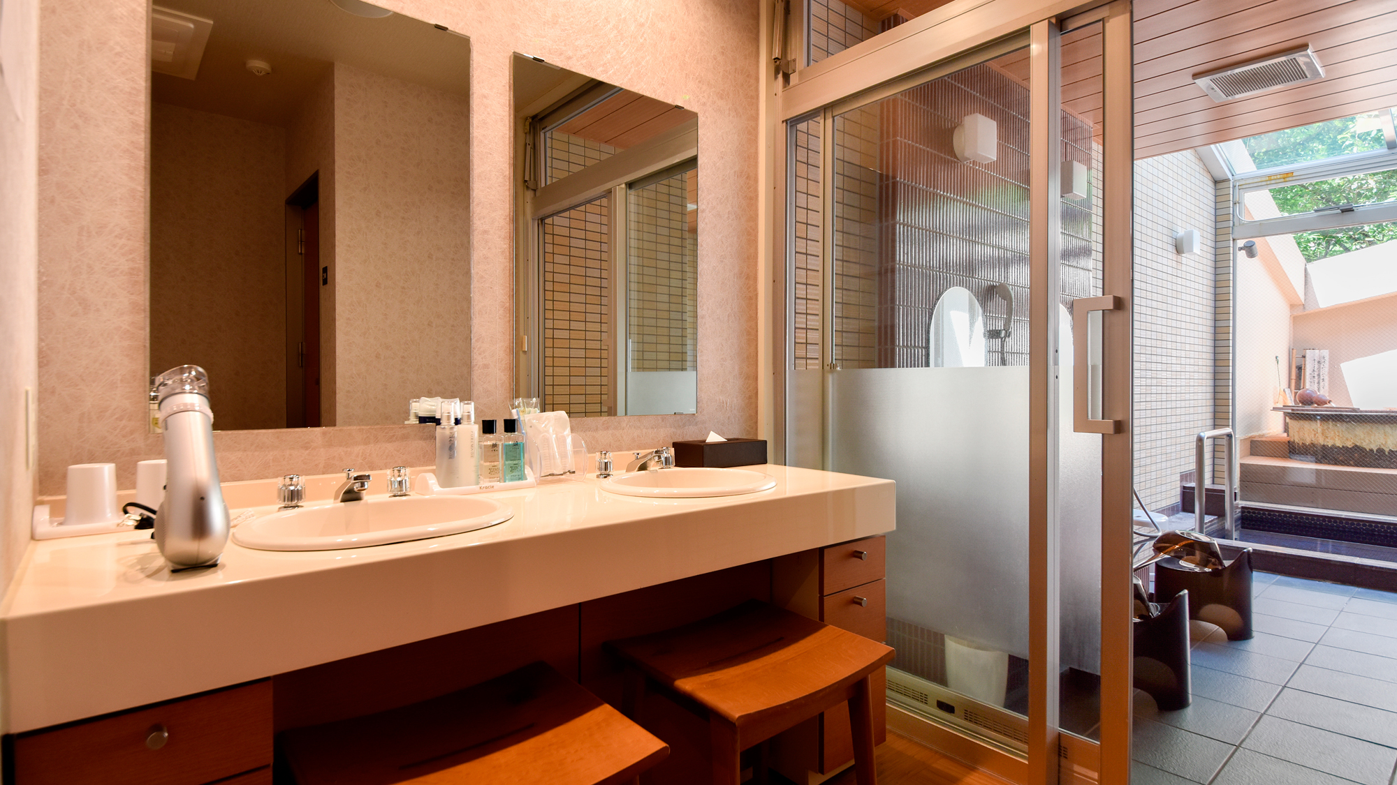 【別館2F藤_和洋特別室】バスルームの洗面台＆洗い場は2つございます。