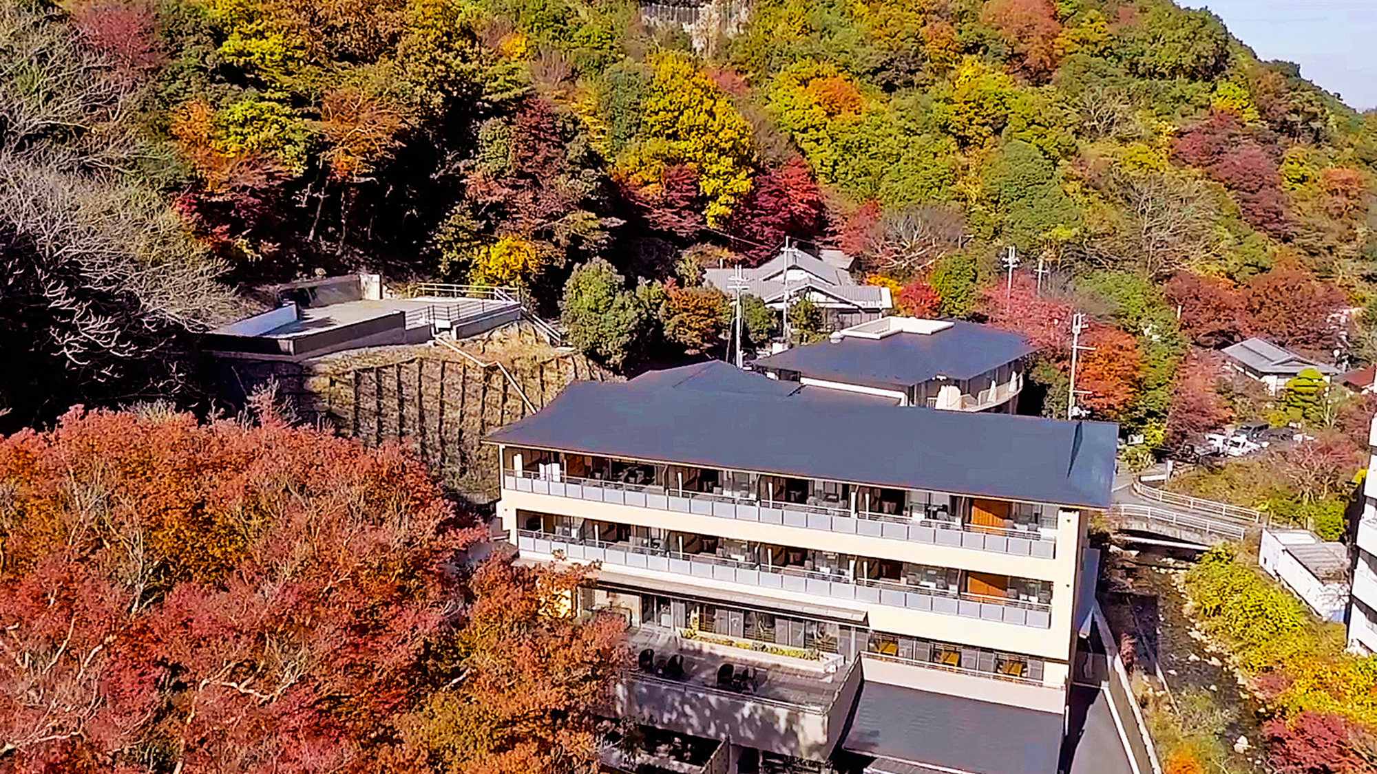 【外観】有馬三山に囲まれた紅葉を楽しめる静かな御宿でございます。