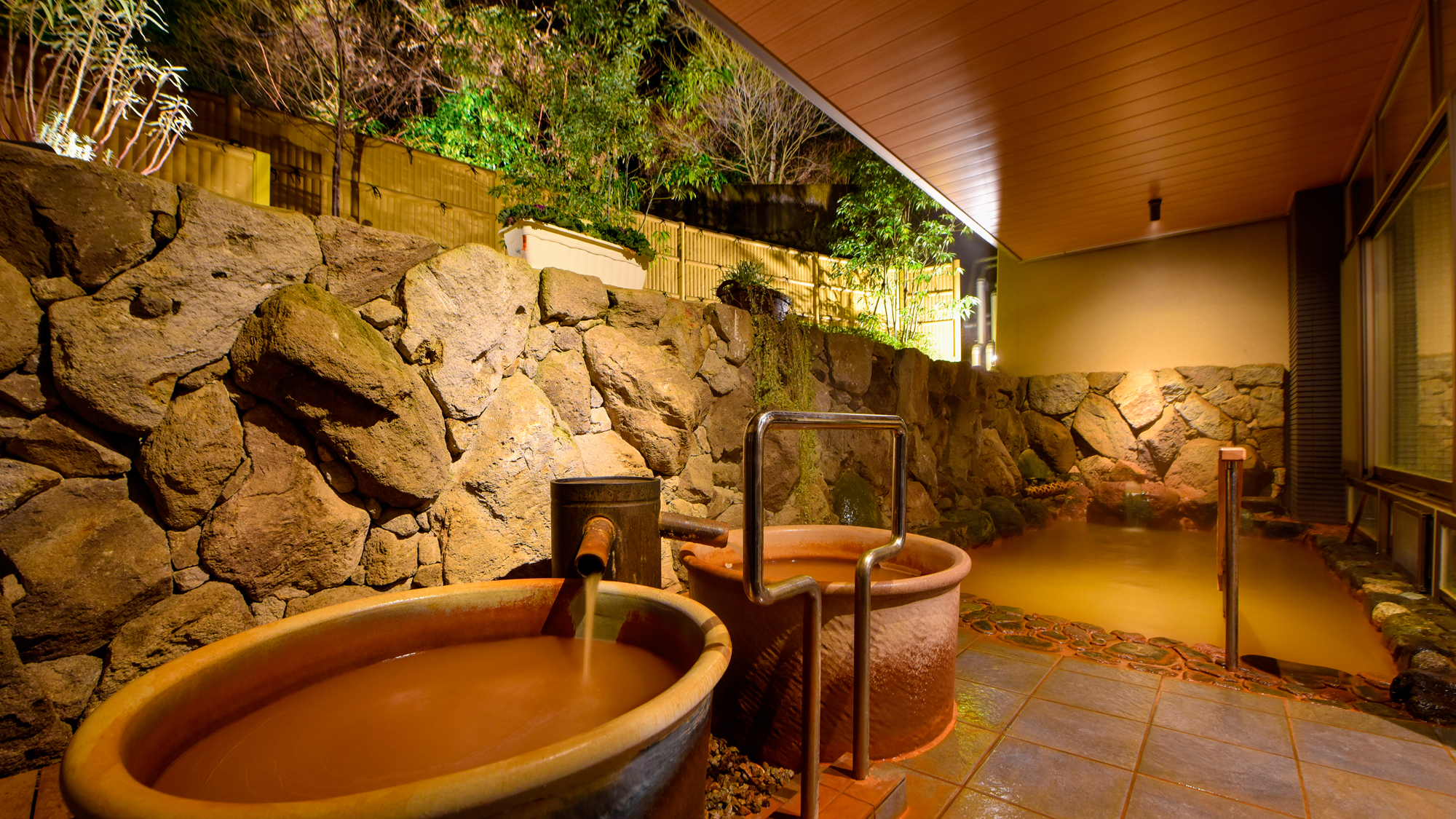 【大浴場A・金泉露天風呂】露天風呂は湯量豊富な金泉をお楽しみいただけます。