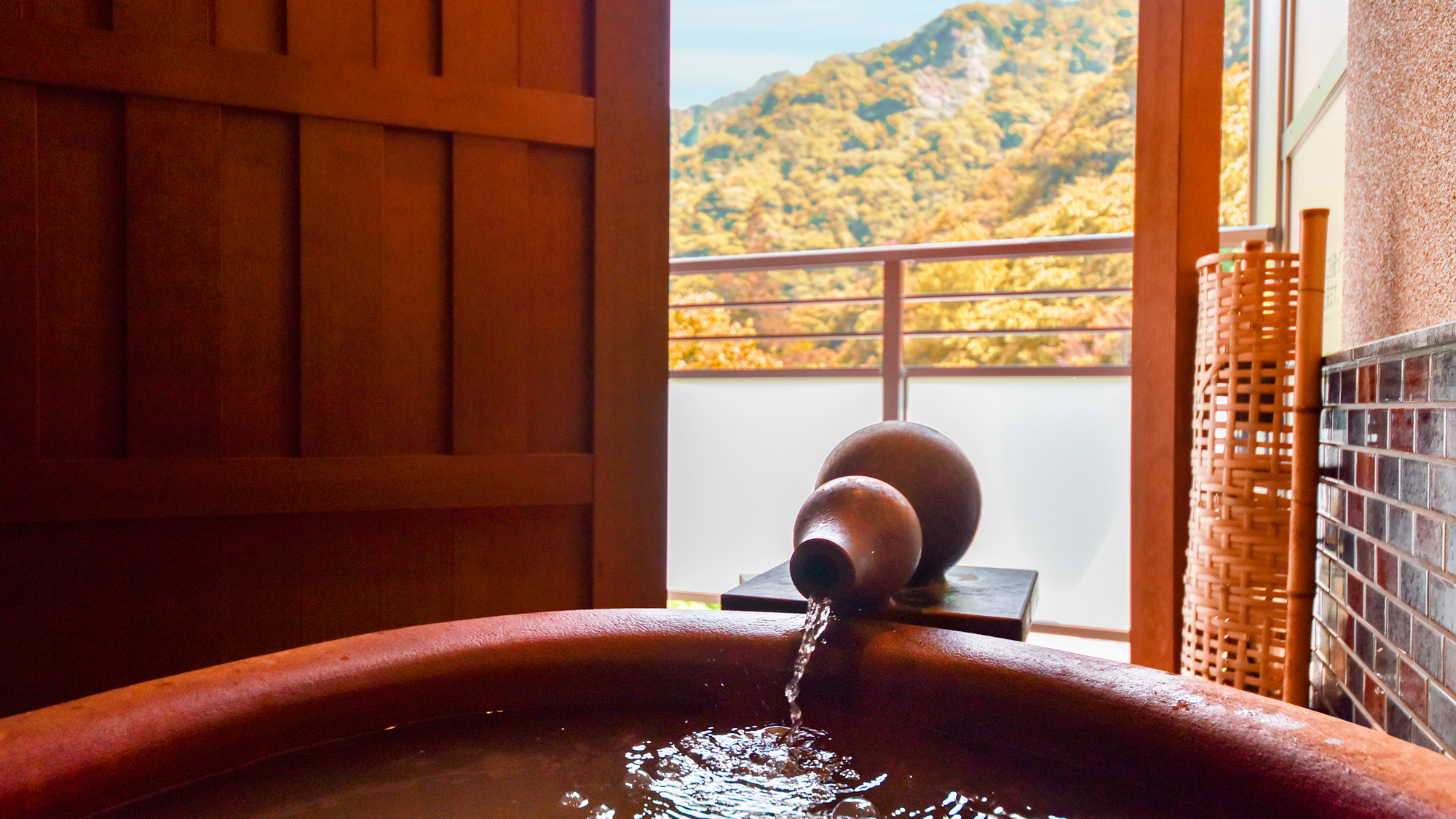 【本館:金泉露天風呂付和室C】眺望・紅葉シーズンは美しく色づいた有馬三山の湯槽谷山を望めます