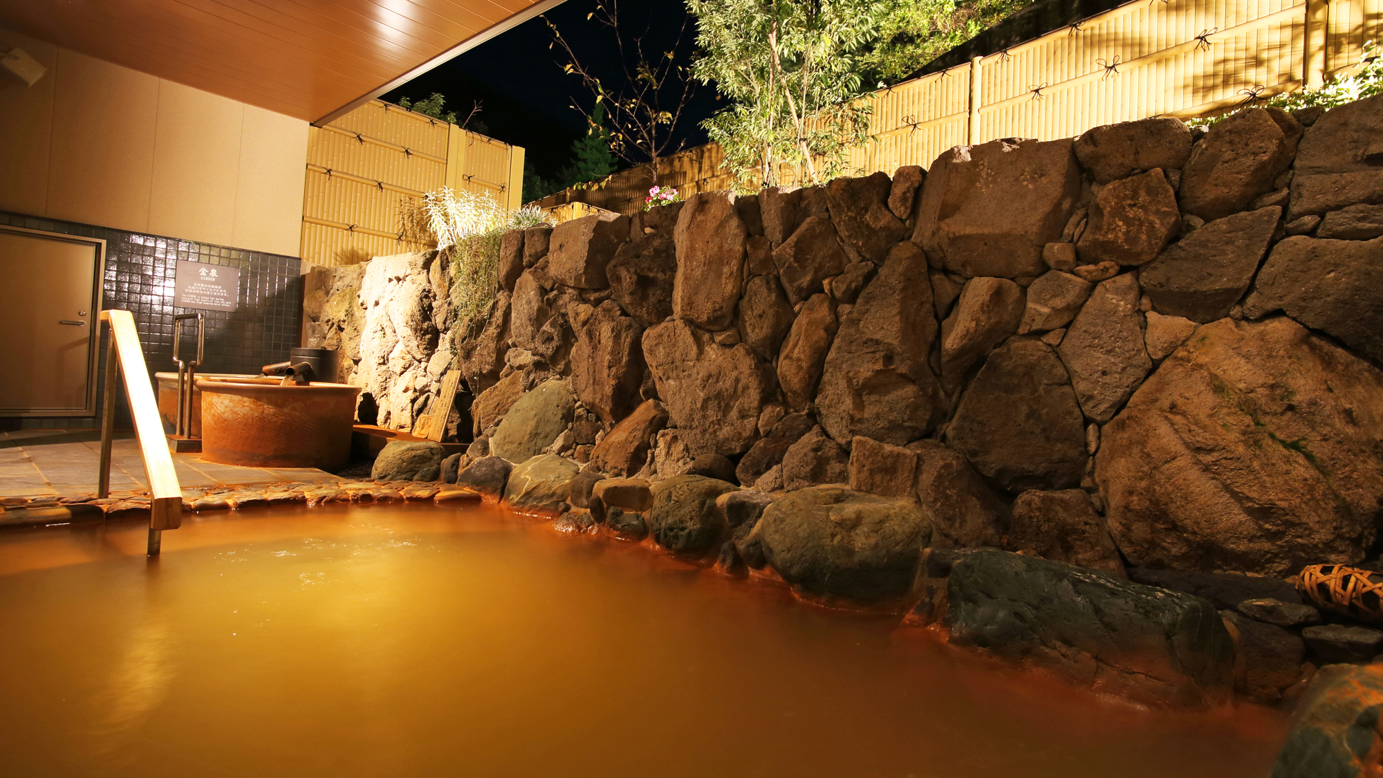 【大浴場A・金泉露天風呂】露天風呂は湯量豊富な金泉をお楽しみいただけます。