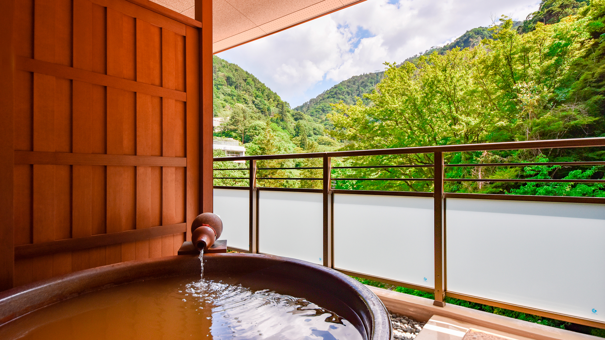 【金泉露天風呂付・特別室】金泉露天風呂からは新緑の鮮やかな緑をお楽しみいただけます。