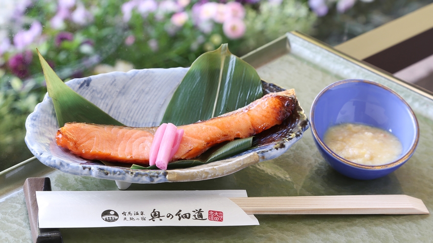 【ご朝食一例】当館秘伝の味噌漬け焼き鮭を炊きたてご飯と一緒にどうぞ