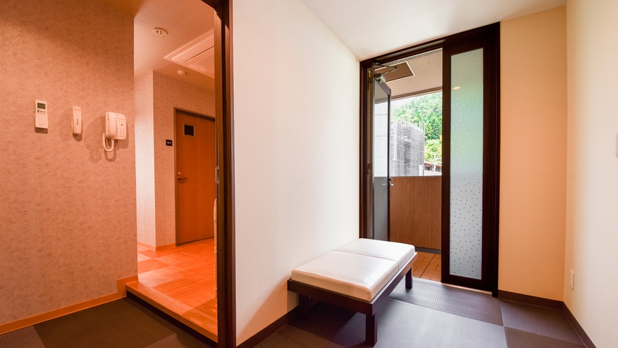 【別館2F藤_和洋特別室】バスルームへの廊下・廊下に湯あがりに一休みできる休憩椅子スペースを設置