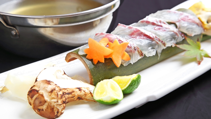 【夕食・椀物（お鍋にて）】秋は松茸を添えた鯛を自家製の出汁でしゃぶしゃぶでお楽しみください。