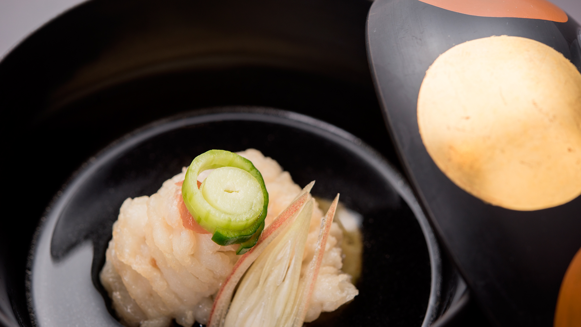 【夕食・椀物】夏：鱧　日本料理の真髄<椀物>こだわりの出汁と季節の食材にてご提供いたします。
