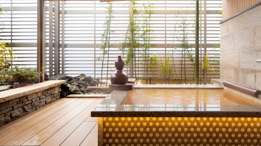 【別館1F貸切特別室「太閤」140平米】露天風呂テラスには小さな川が流れております。