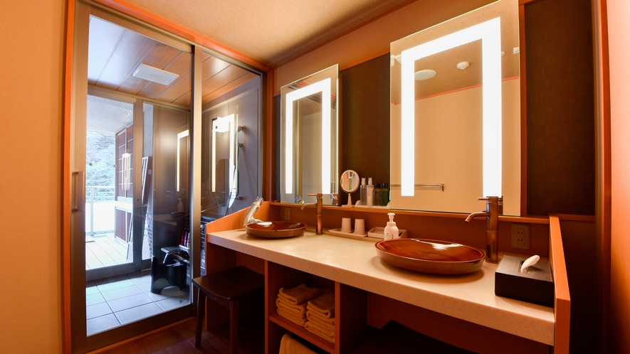 【金泉露天風呂付・特別室】お部屋の洗面台は広々と2台ございます