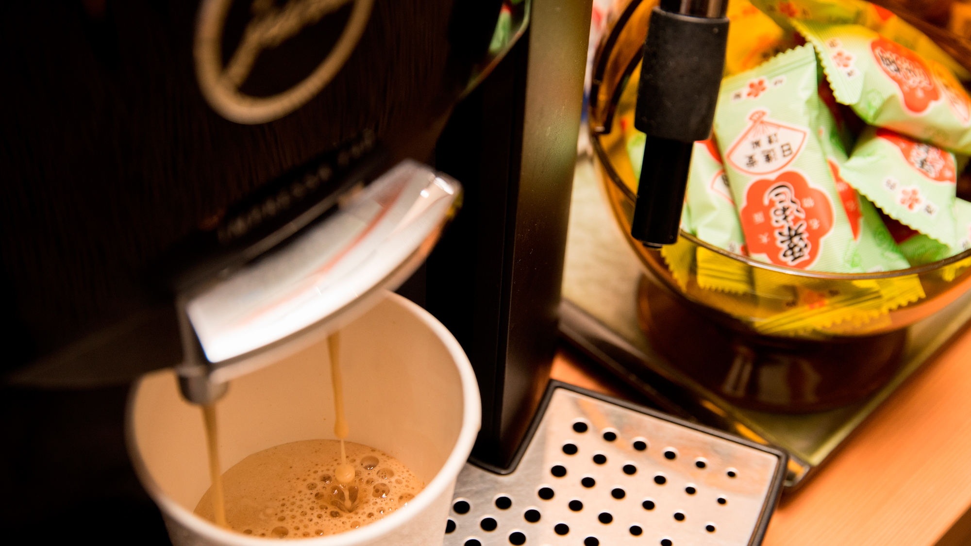 【ロビー・コーヒーマシン】ロビーには挽きたての豆で炒れたコーヒーを楽しめるマシンがございます