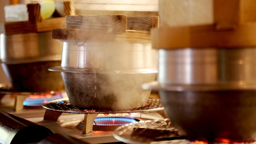 【ご朝食一例】炊きたての釜炊きごはんを丹波の黒豆納豆・特製の焼き鮭など御供と一緒に