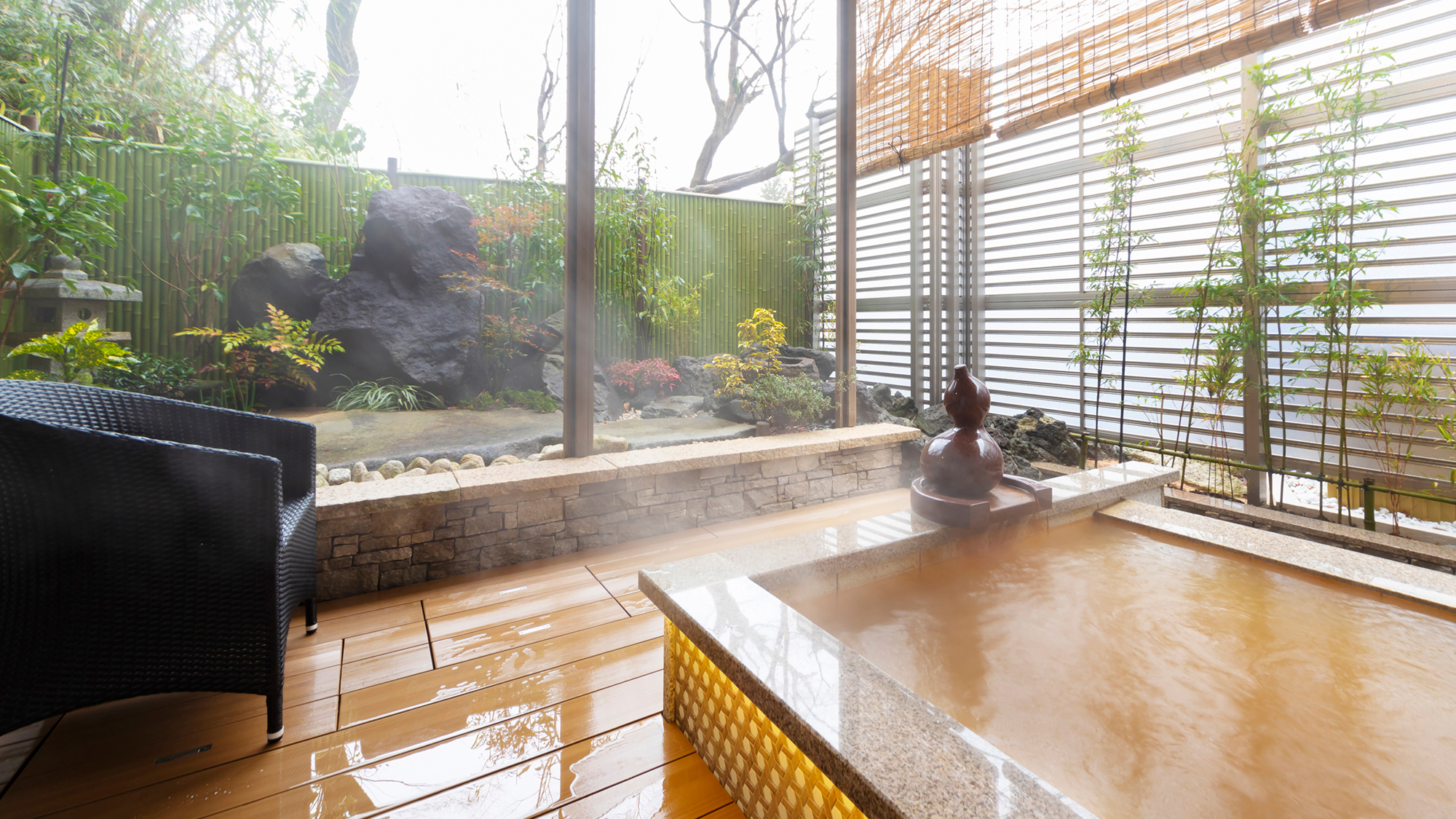 【別館1F貸切特別室「太閤」140平米】2名でも入れる広い浴槽のお部屋露天風呂は金泉です。