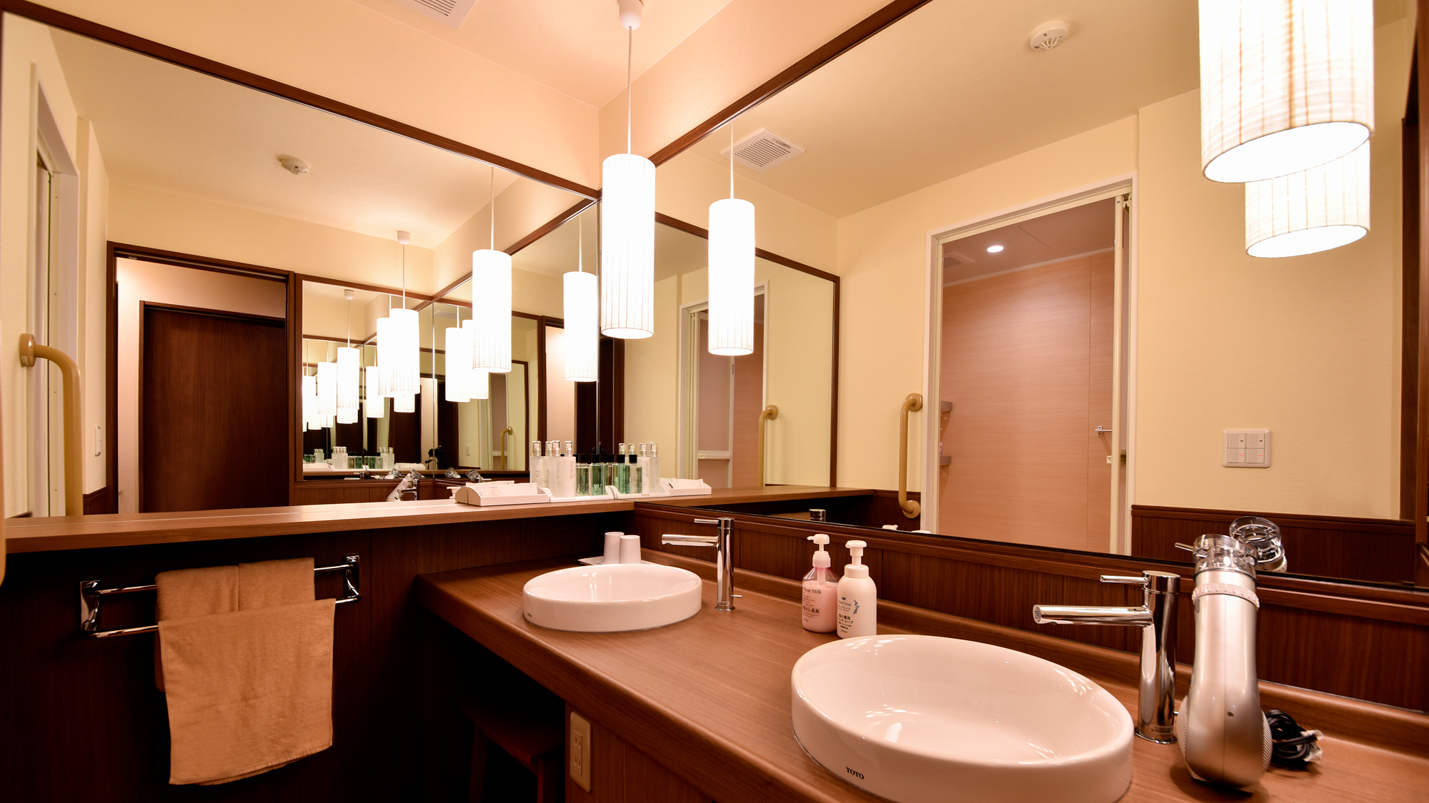 【別館2F藤_和洋特別室・洗面】浴室の洗面とは別途洗面所がございます。