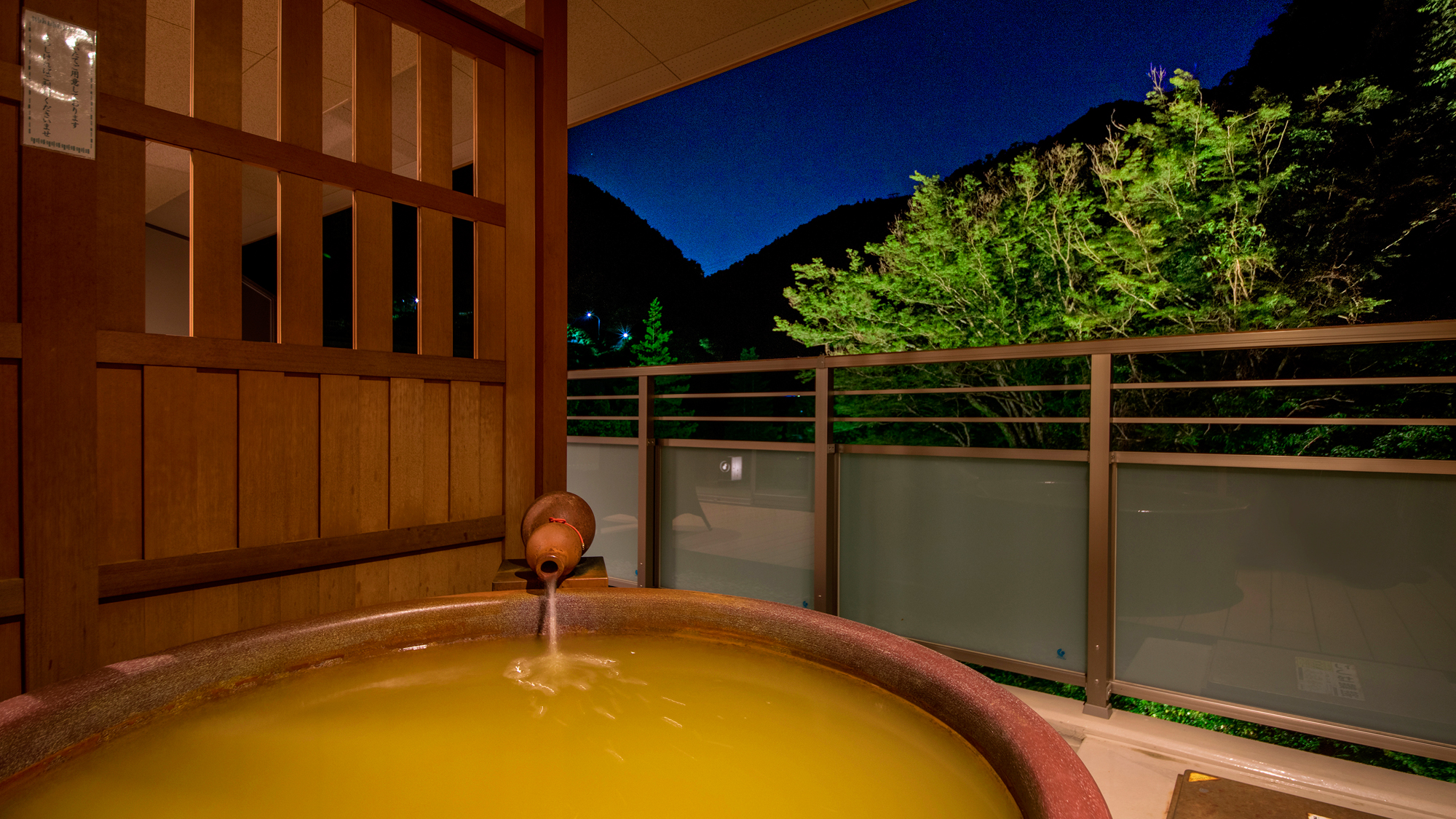 【金泉露天風呂付・特別室】夜・金泉露天風呂からは宵の山をお楽しみいただけます。