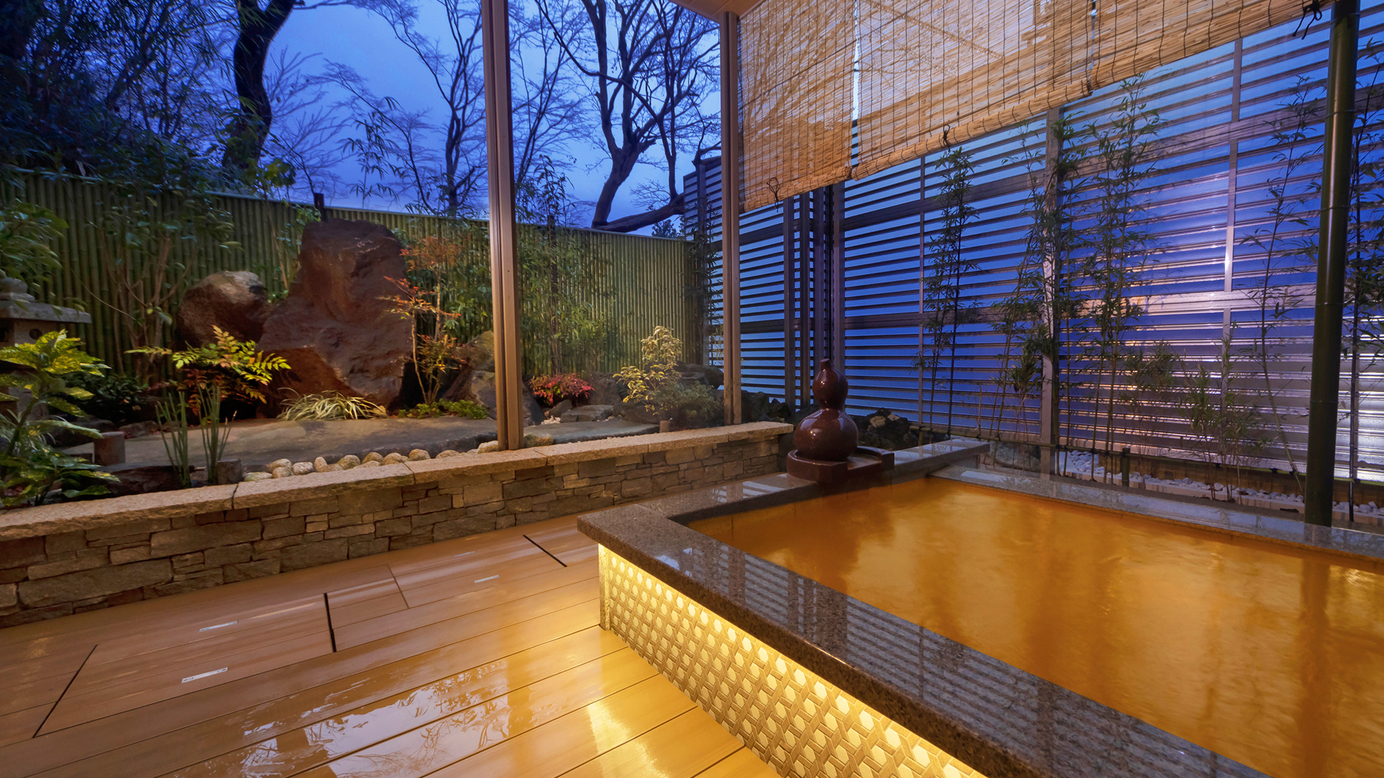 【別館1F貸切特別室「太閤」140平米】お部屋には2名でも入れる広い湯槽の金泉露天風呂がございます。