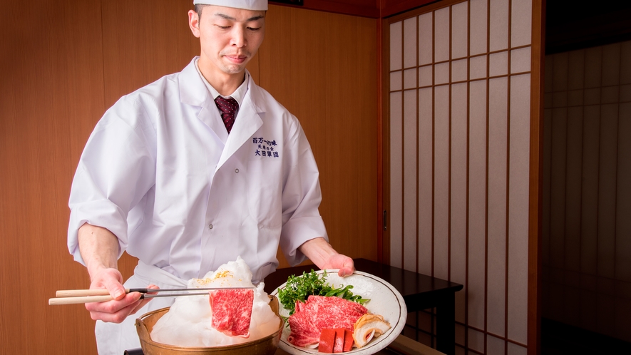 【当館名物・雲海鍋】贅沢な厚切りの1枚肉を豪快に雲に見立てた綿あめにのせてお作りします。