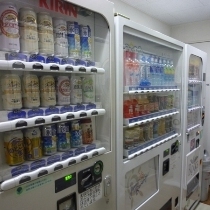 【自動販売機コーナー】アルコール、ジュース類の自動販売機でございます。