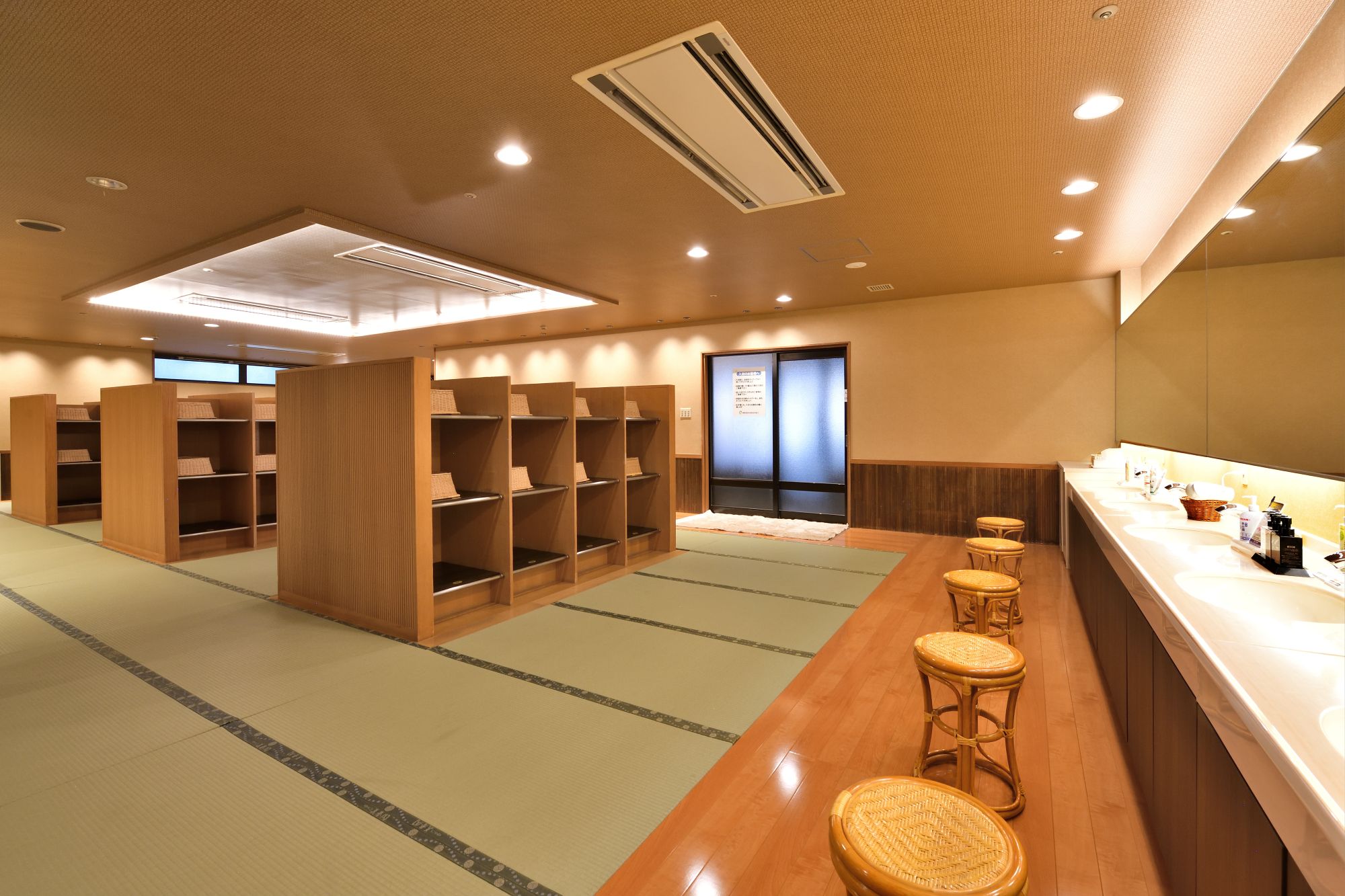 温泉大浴場脱衣所