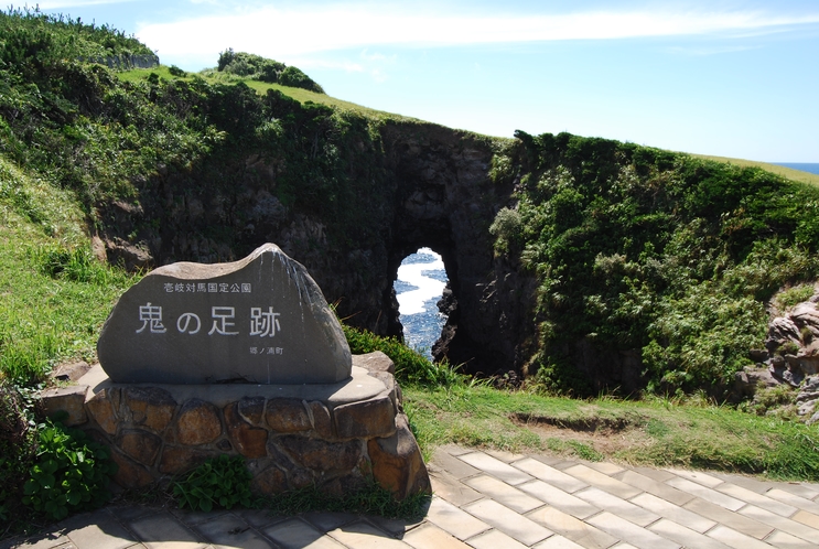 *【鬼の足跡】当館から車で約6分。岩に空いた大きな穴！壱岐の観光名所の一つです♪