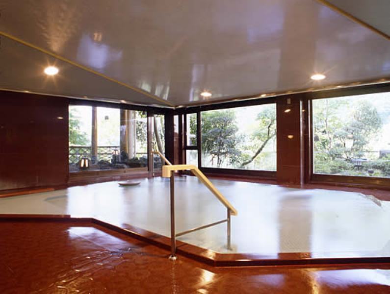 100％源泉かけ流しの大浴場「薬師之湯」