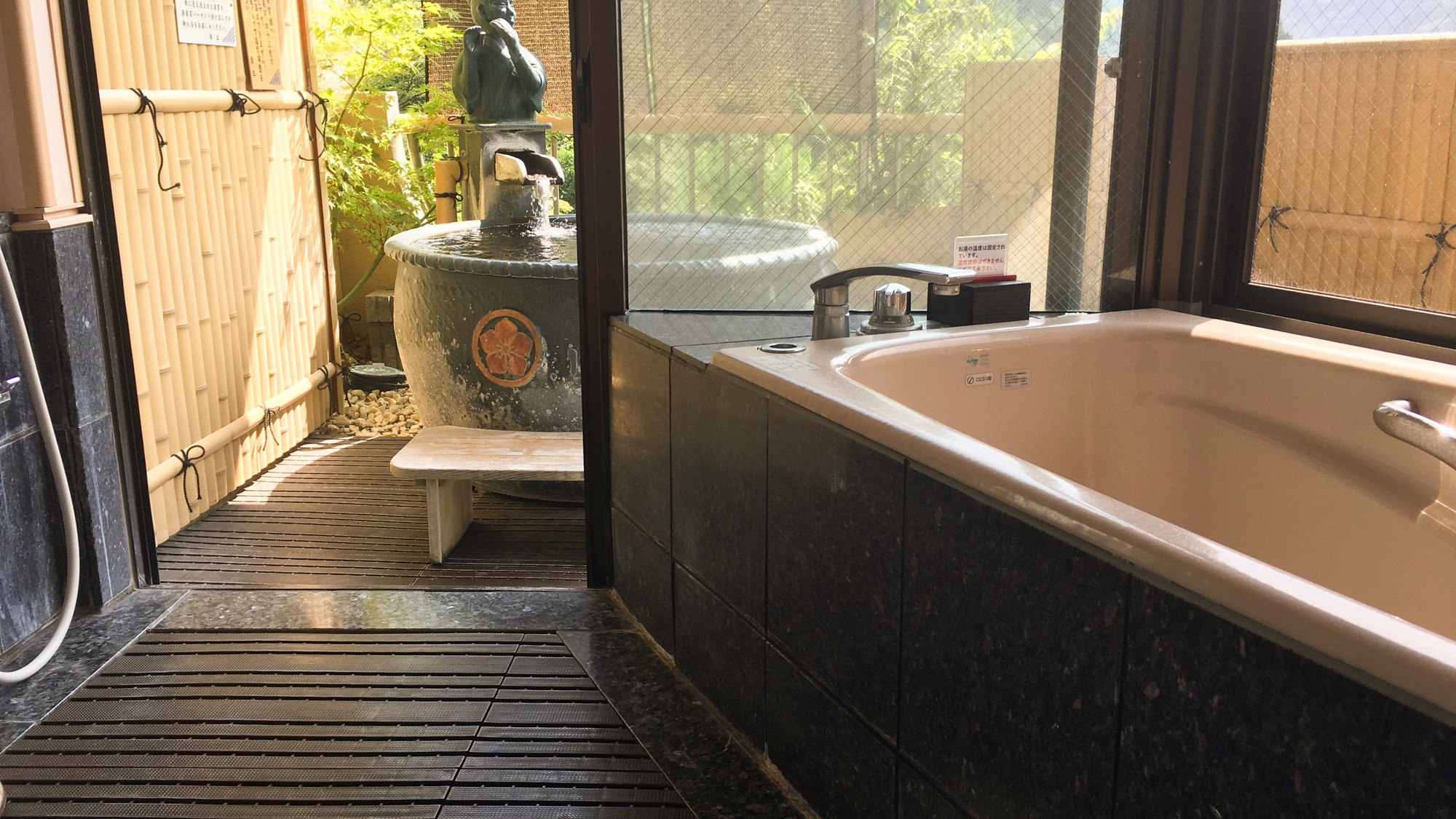 「渓流の間」部屋付露天風呂