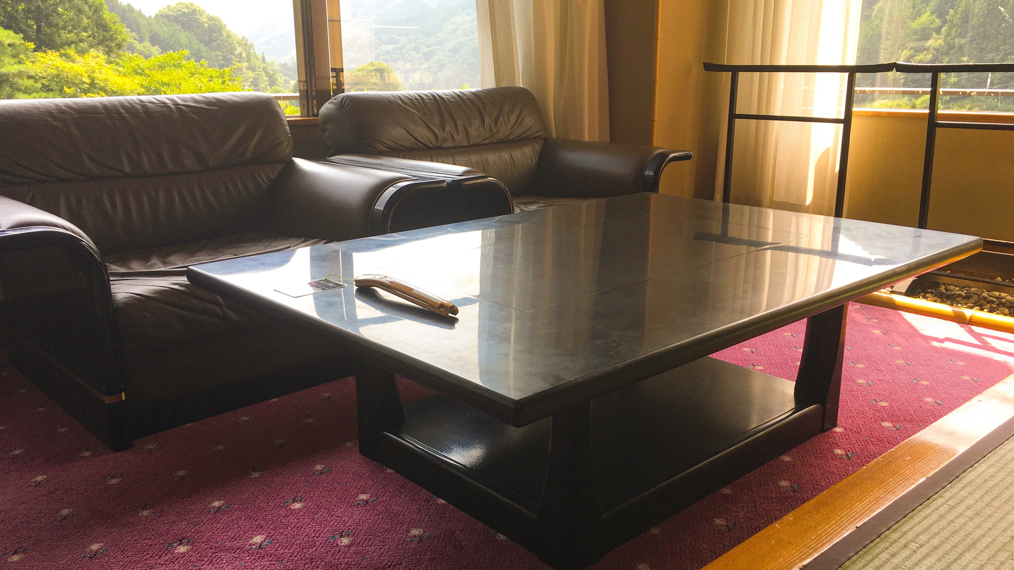 広々とした貴賓室「扇」（15畳＋6畳）