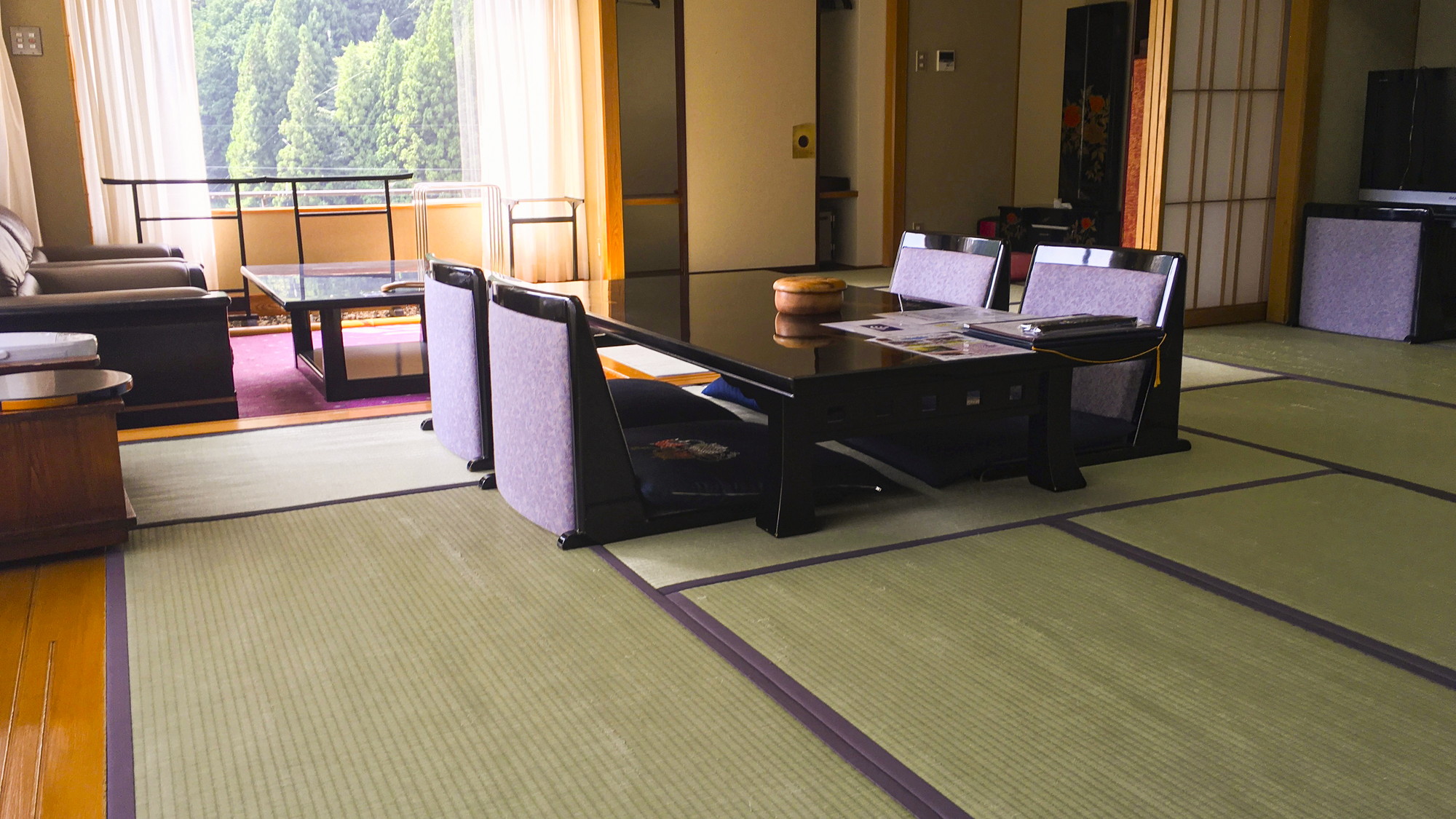 広々とした貴賓室「扇」（15畳＋6畳）