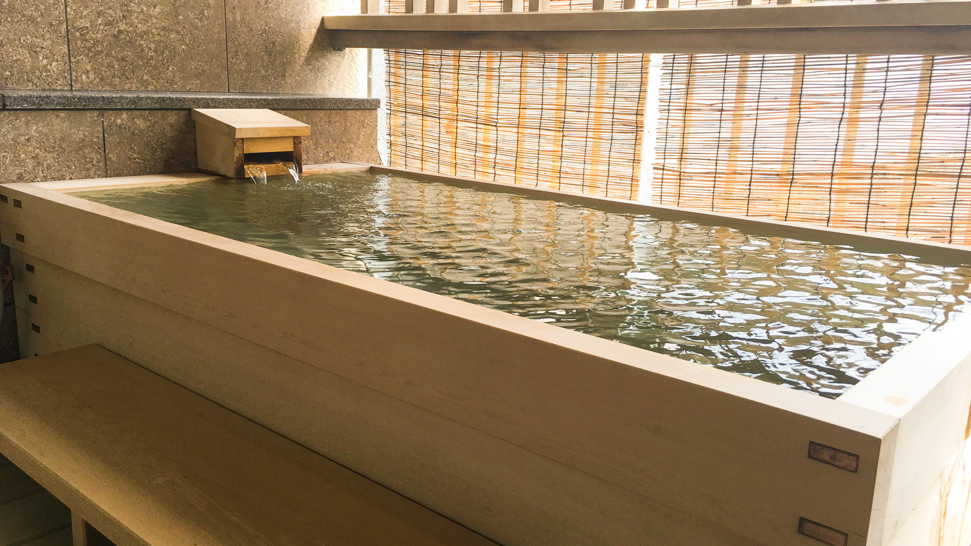 最上階「名月の間」部屋付き露天風呂（源泉かけ流し）