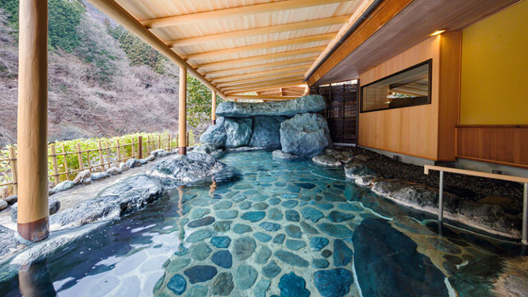 2026年春リニューアルオープン 湯治宿時代の洞窟風呂を再現した洞窟空間を新設いたしました。 雨畑硯石を使用した岩盤浴を設置いたしました。