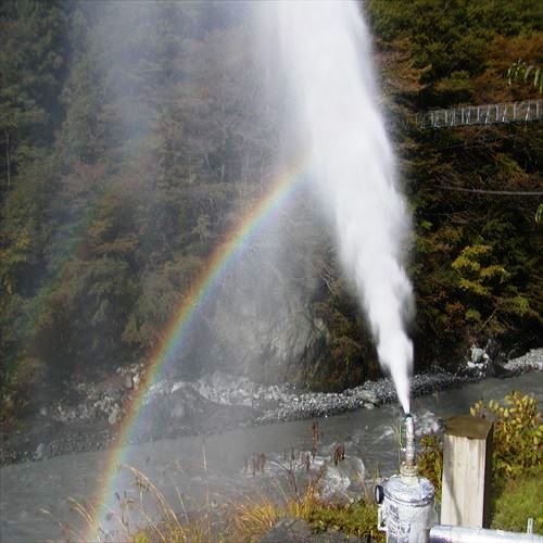 《世界屈指の自噴泉》　毎分１６３０リットル、１分間にドラム缶9本分の自家源泉