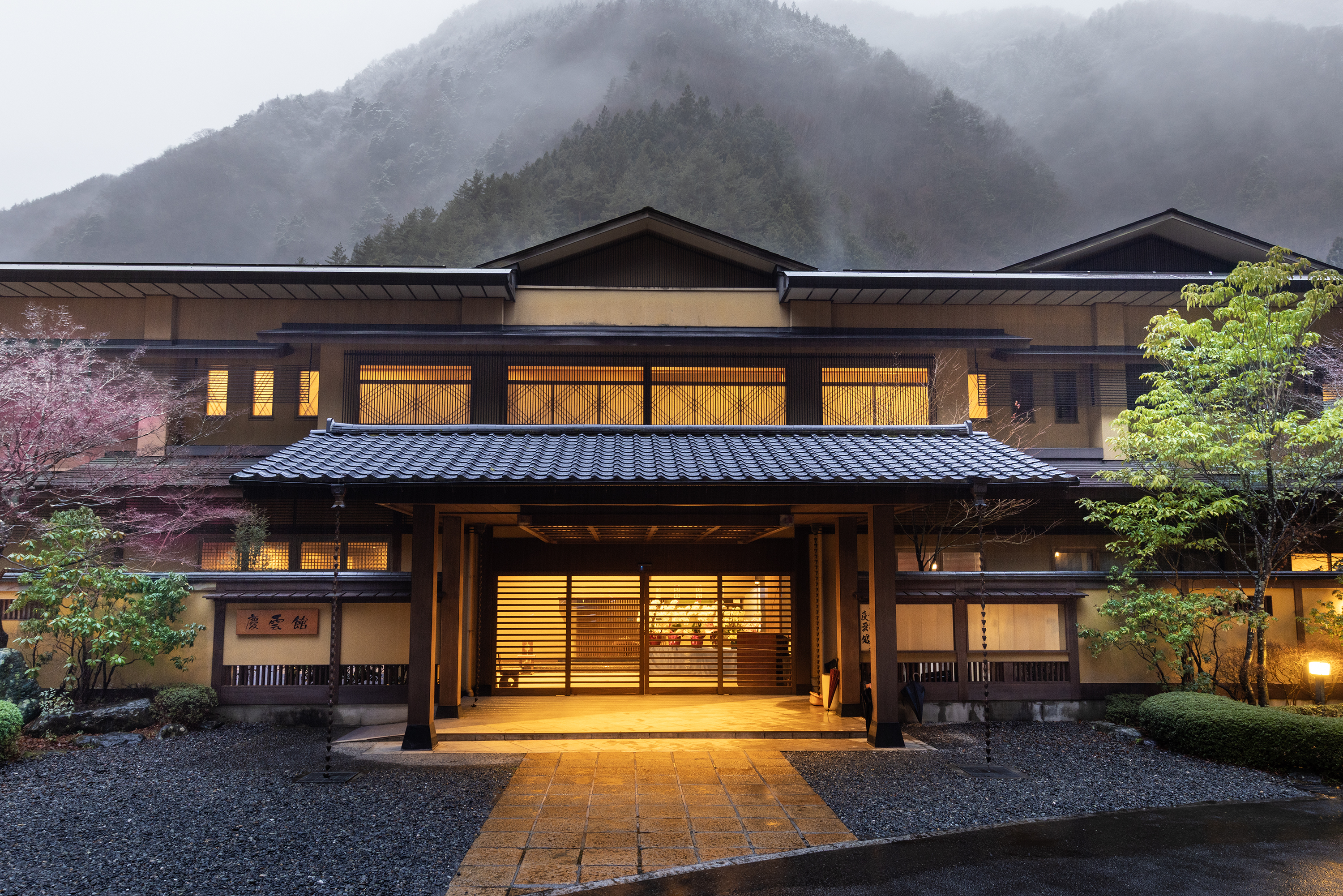 西山温泉 慶雲館は慶雲年間(西暦705年）に開湯して以来、甲斐の山懐にすっぽり包まれた秘湯として、多くの都人、名将、文人に愛され続けてきました。大変ありがたいことに当時の源泉から今日まで一度も涸れることなく、こんこんと湧き続けております。2011年には「ギネスワールドレコーズ」で「世界で最も古い歴史を持つ宿」に認定されました。 慶雲館は、幾多の歴史を重ね、時の洗礼を受けようとも、決して変わることのないもてなしの心、日本の和の心を今に受け継ぎ、訪れる人をお迎えしています。