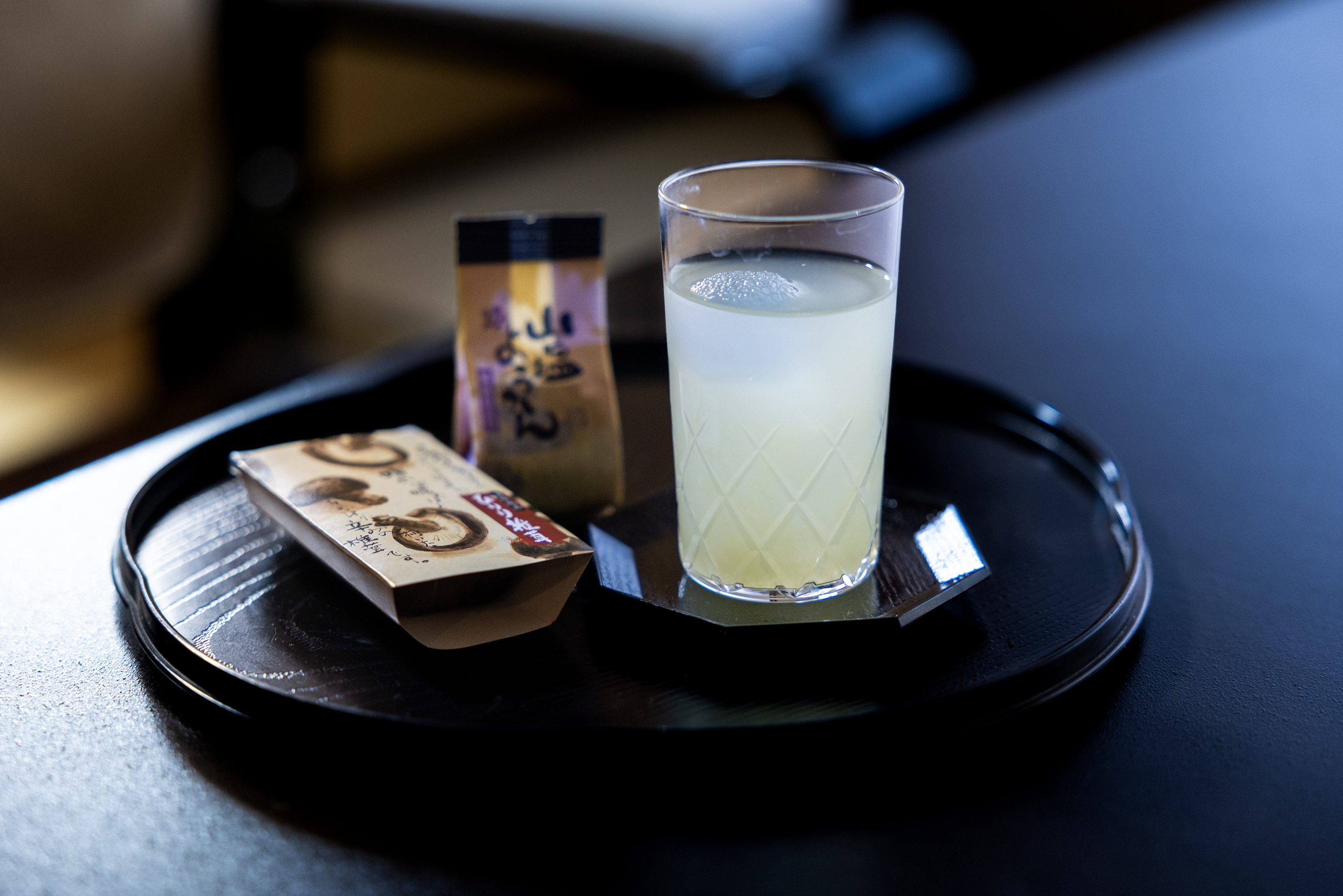 お着き菓子の「山塩ようかん」と「ぴりり椎茸」