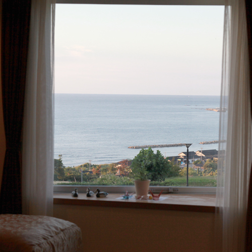 Pemandangan panorama Laut Jepang dari kamar Jepang dan Barat!