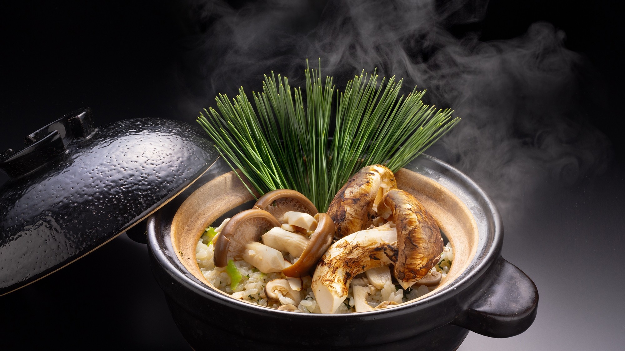 【名物土鍋ご飯】秋は松茸、冬は夫婦蟹を味わう〜美食と地酒の贅沢旅