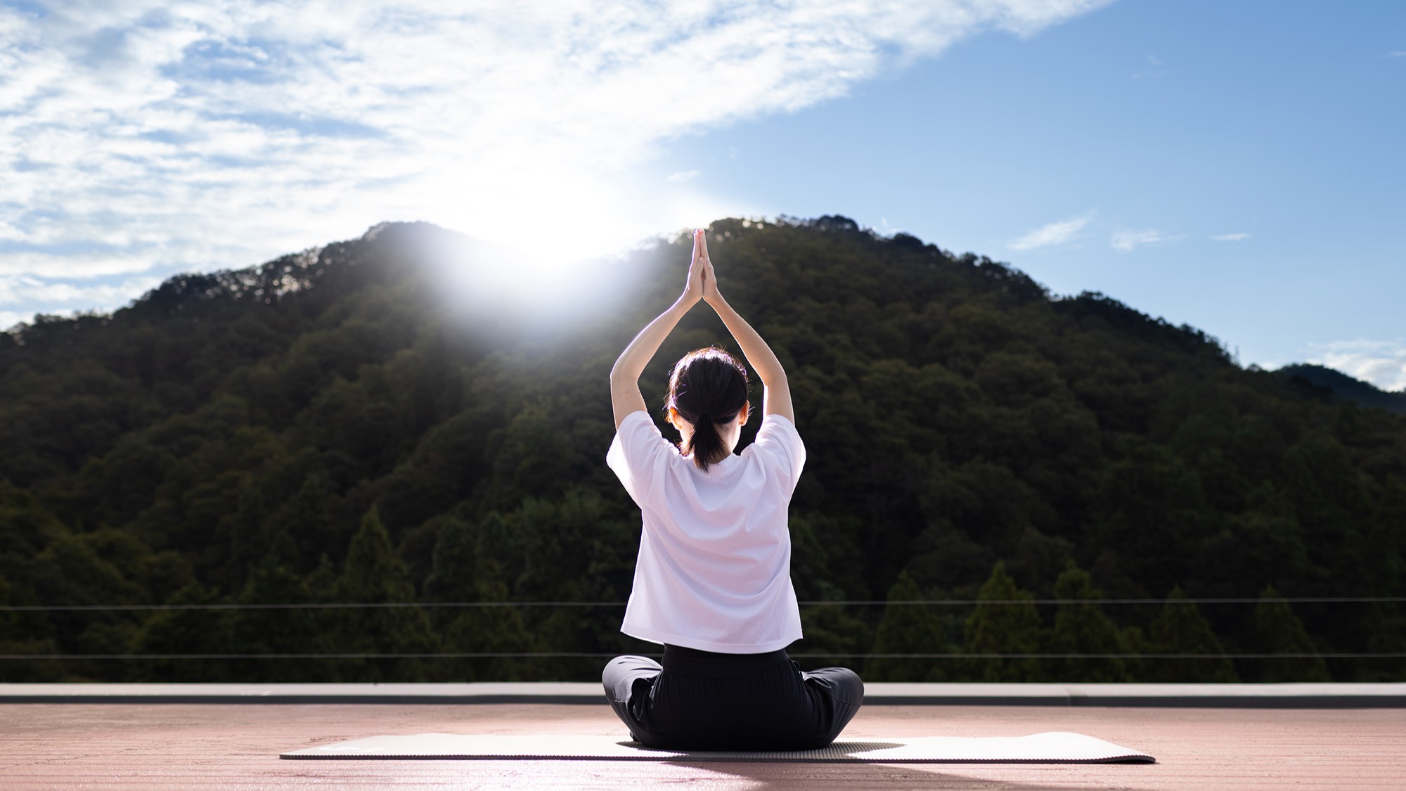 【天空のヨガ】朝日の恵みを体いっぱいに浴びながら体験（週末｜金土日開催）