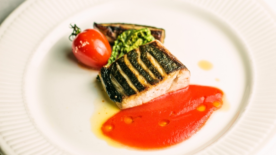 【メインメニュー・魚料理一例】サワラのポワレ　トマトとエクストラバージン・オリーブオイルのソース