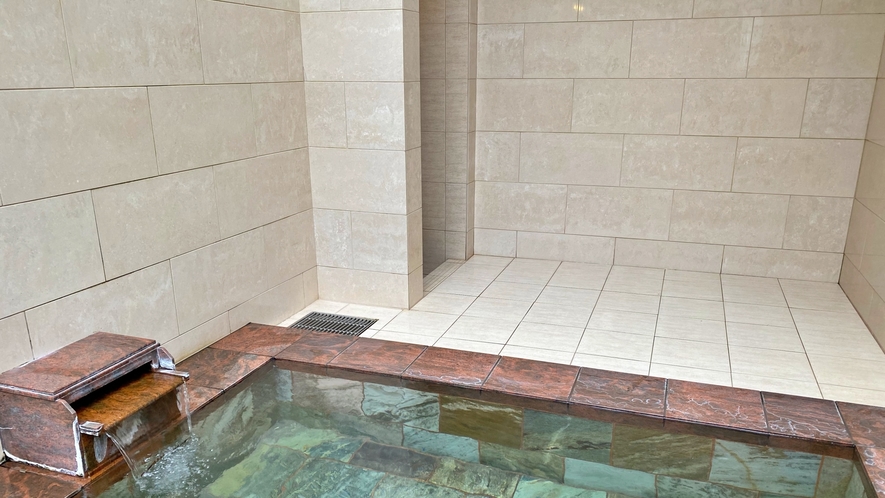 【貸切温泉風呂】スペインとイタリアの天然石をふんだんに使った浴室とテラス。