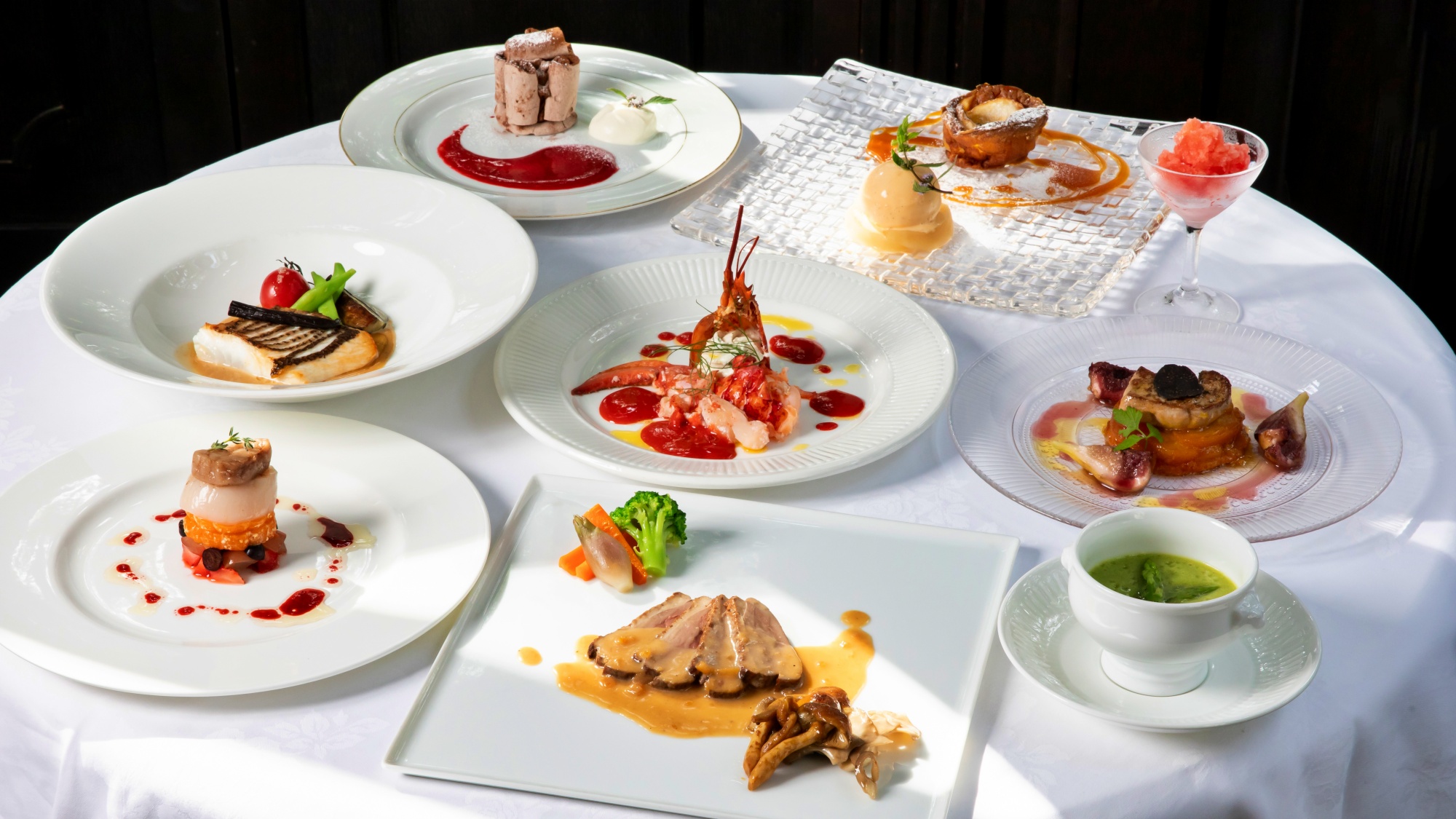 【メニュー名】 ・ホタテ貝のマリネ フルーツのサラダ仕立て ・オマール オ サング ・グリーンアスパラガスのポタージュ ・タルトタタン フォアグラ 黒トリュフ　いちじくのコンポート ・真鯛のポワレ バニラのソース ・鴨肉のロースト グレープフルーツのソース ・いちごのグラニテ ・コンコルド ・ファーブルトン