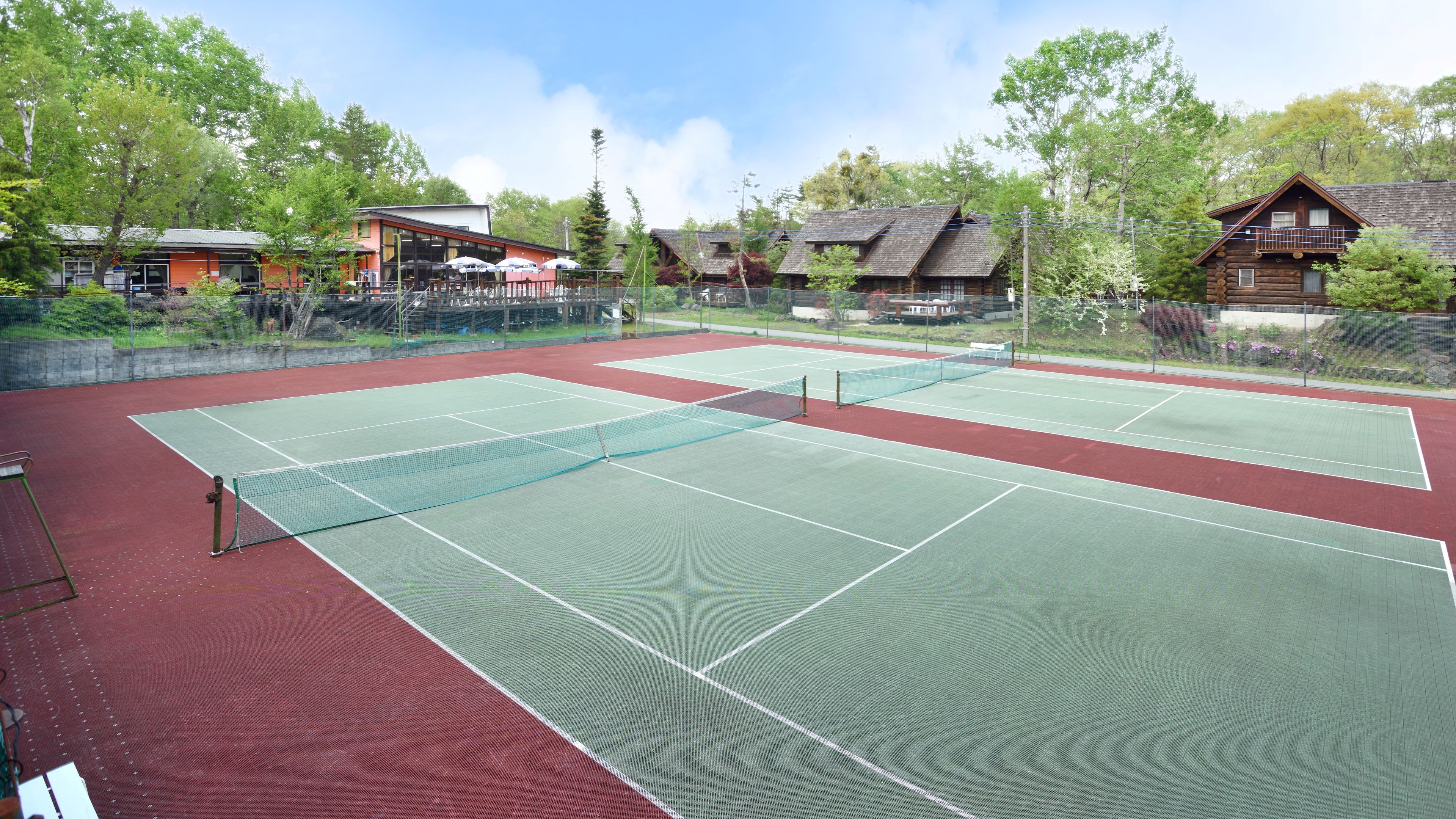 全天候型テニスコート