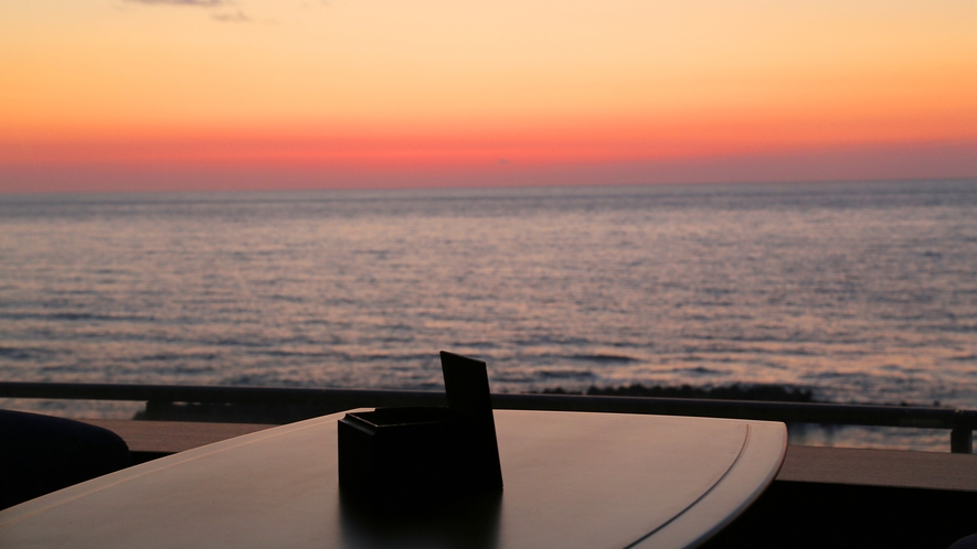 【客室からの眺め】夕焼けに染まる美しい海をご覧いただけます